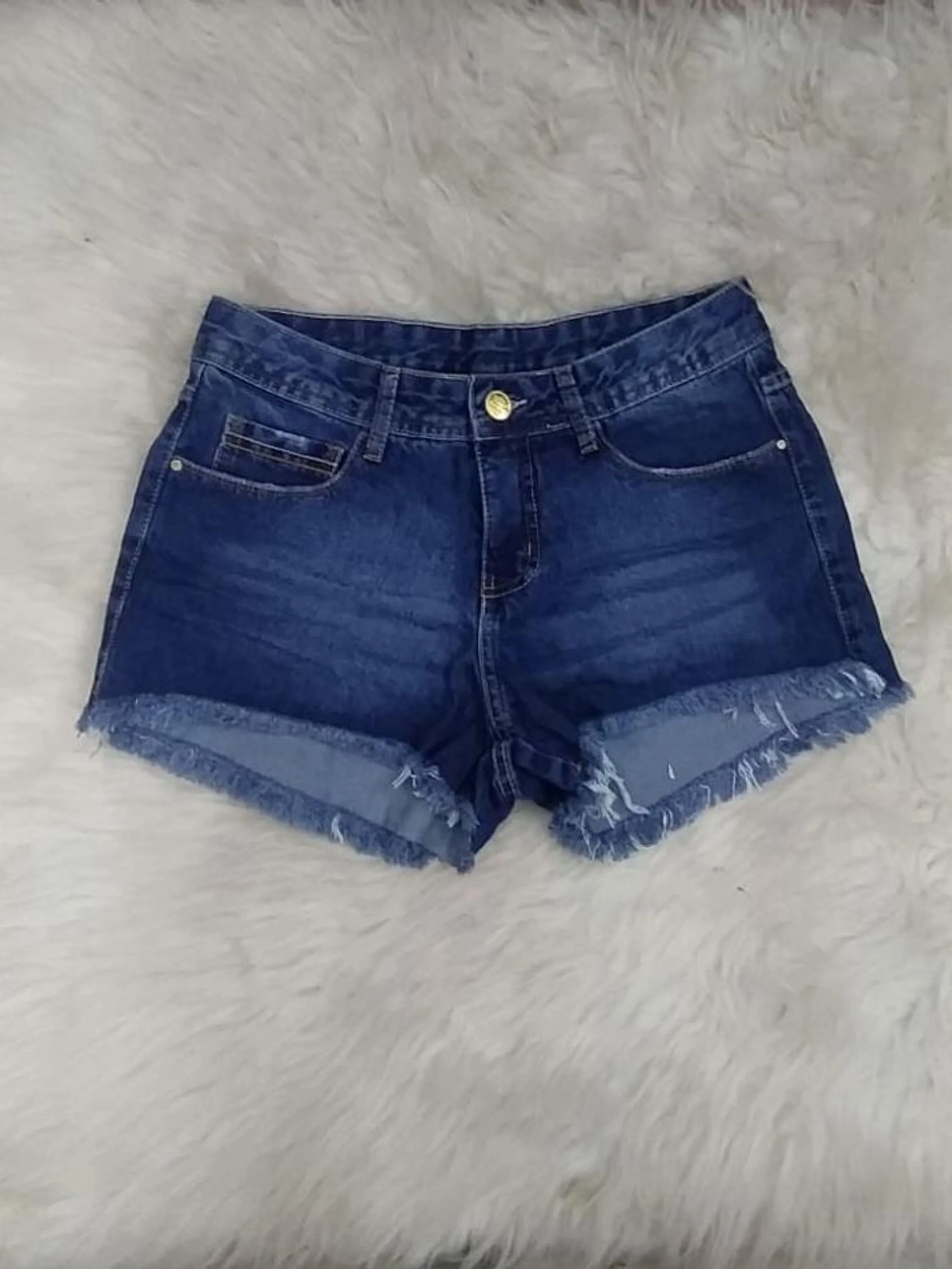 Short Feminino Jeans com used barra desfiada