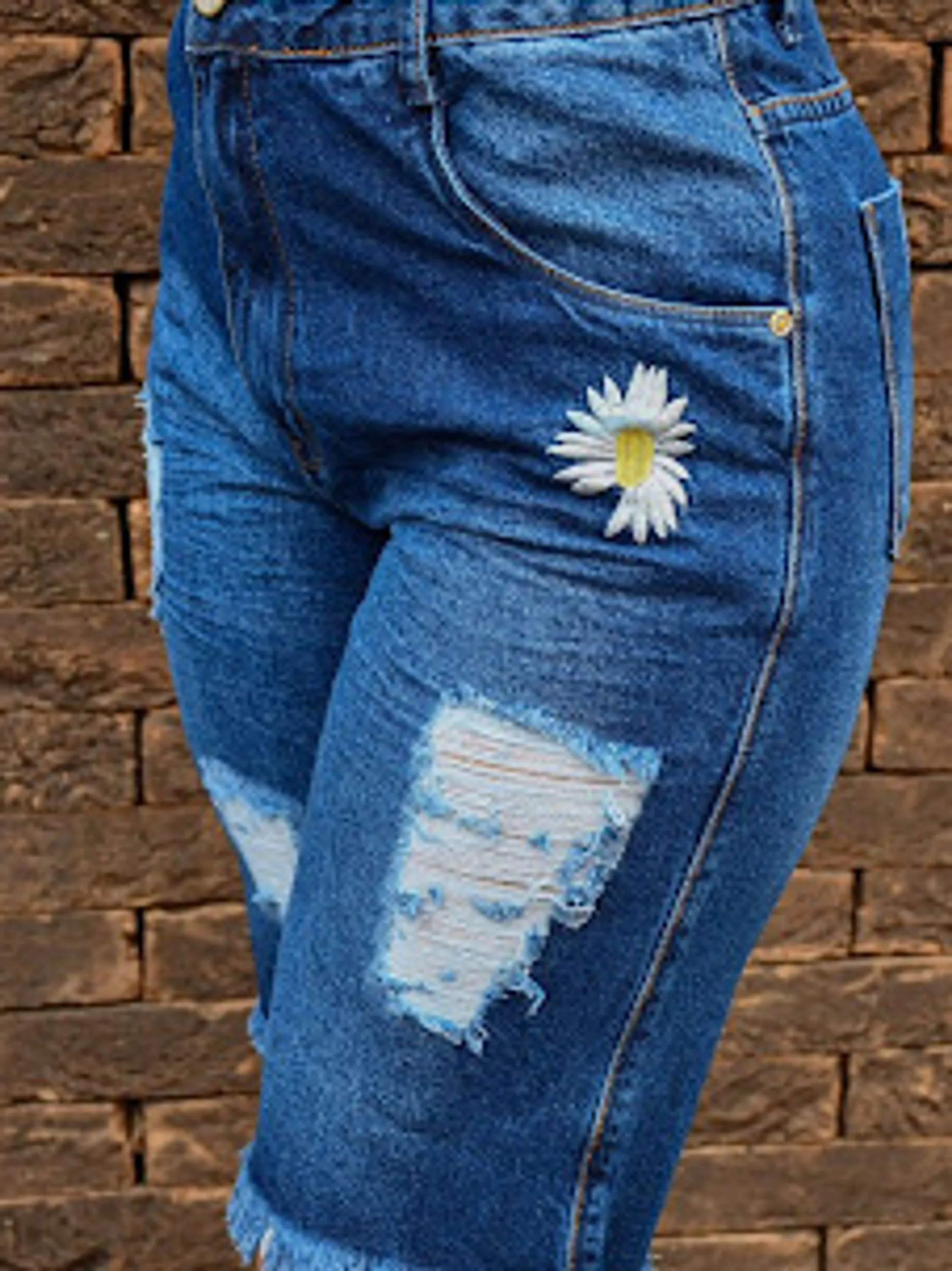 Bermuda Feminina Jeans detalhe flor com puidos