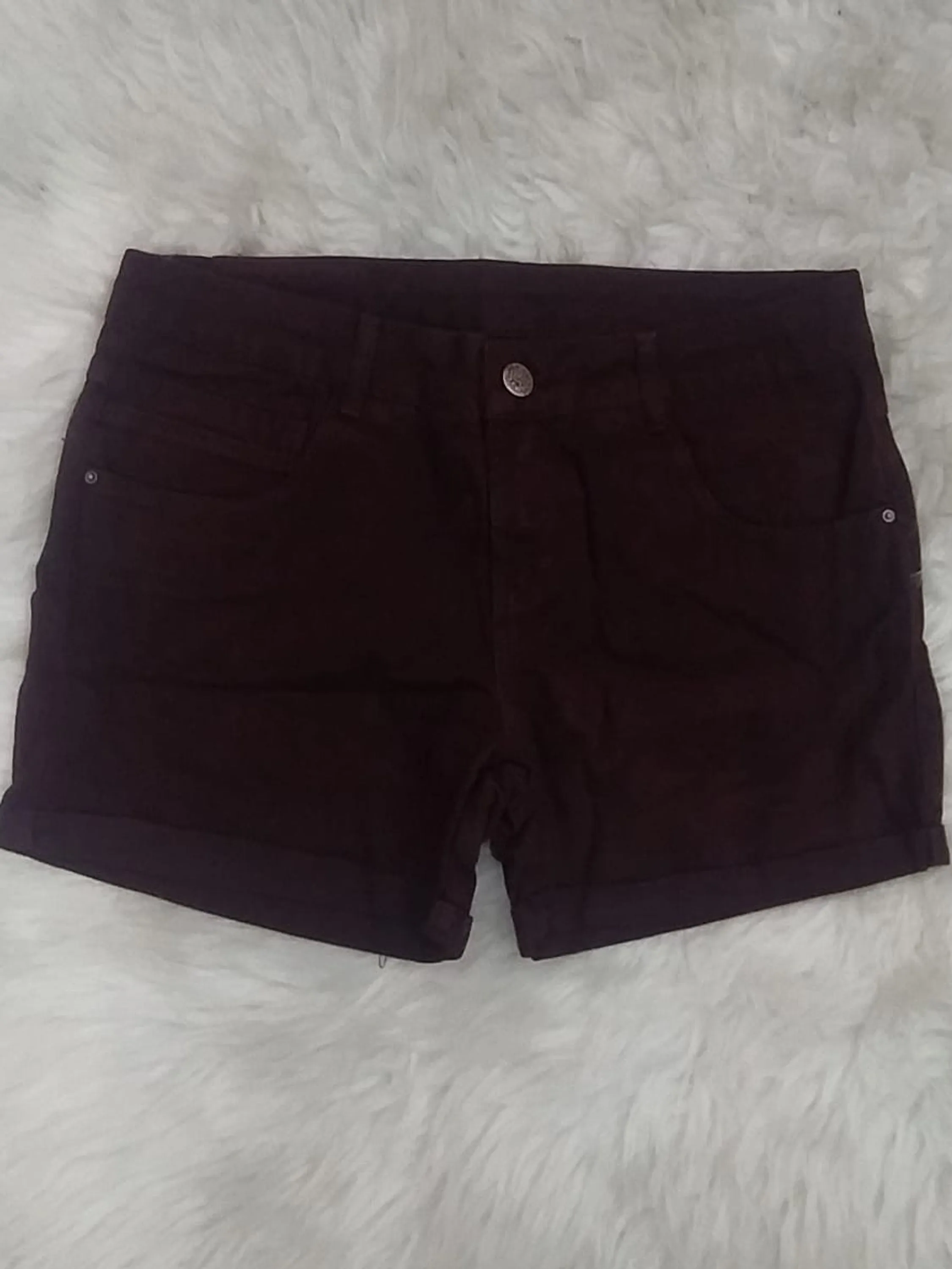 Short Feminino Jeans cor Vinho detalhe no bolso traseiro