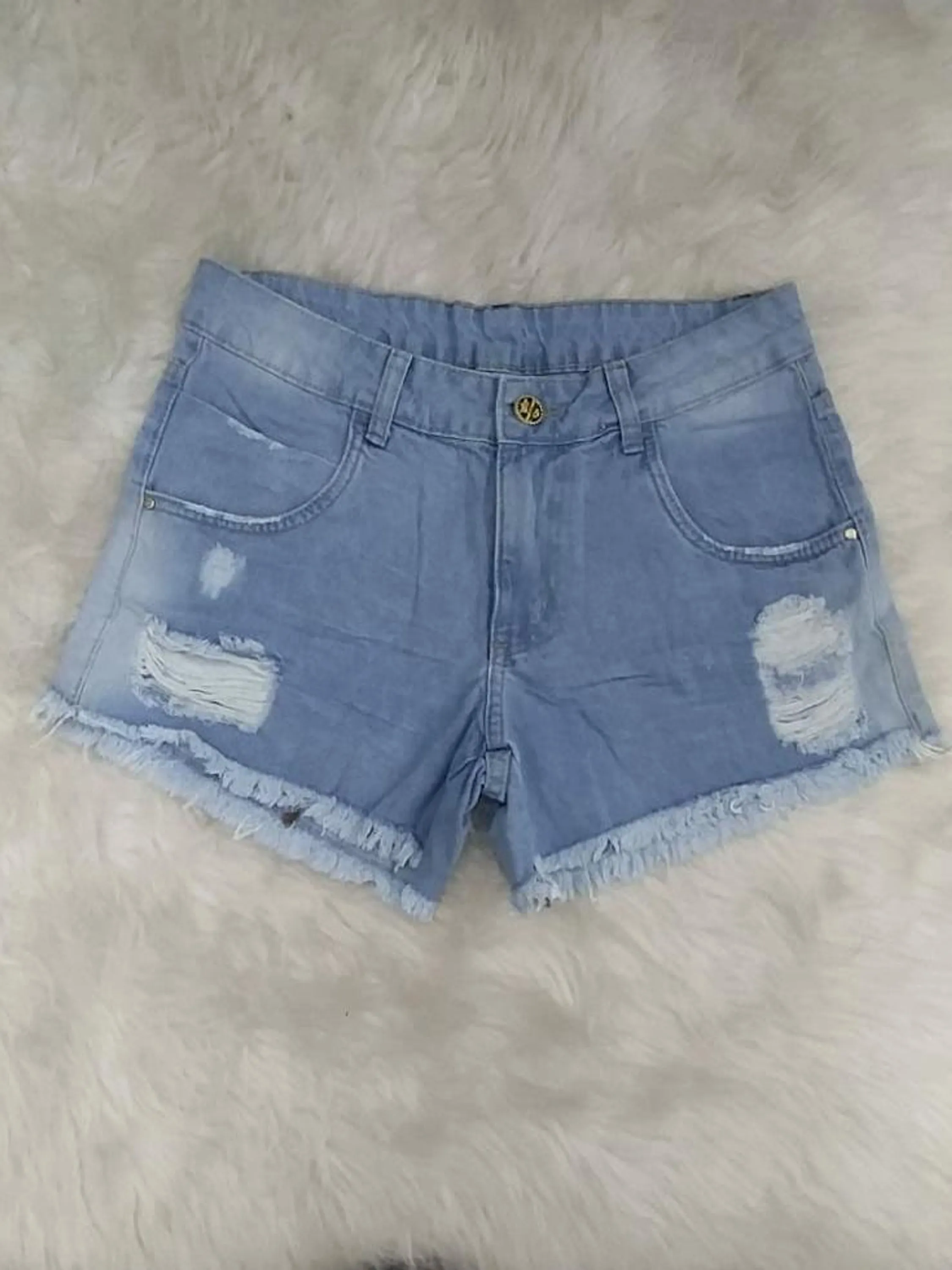 Short Feminino Jeans Claro com puidos