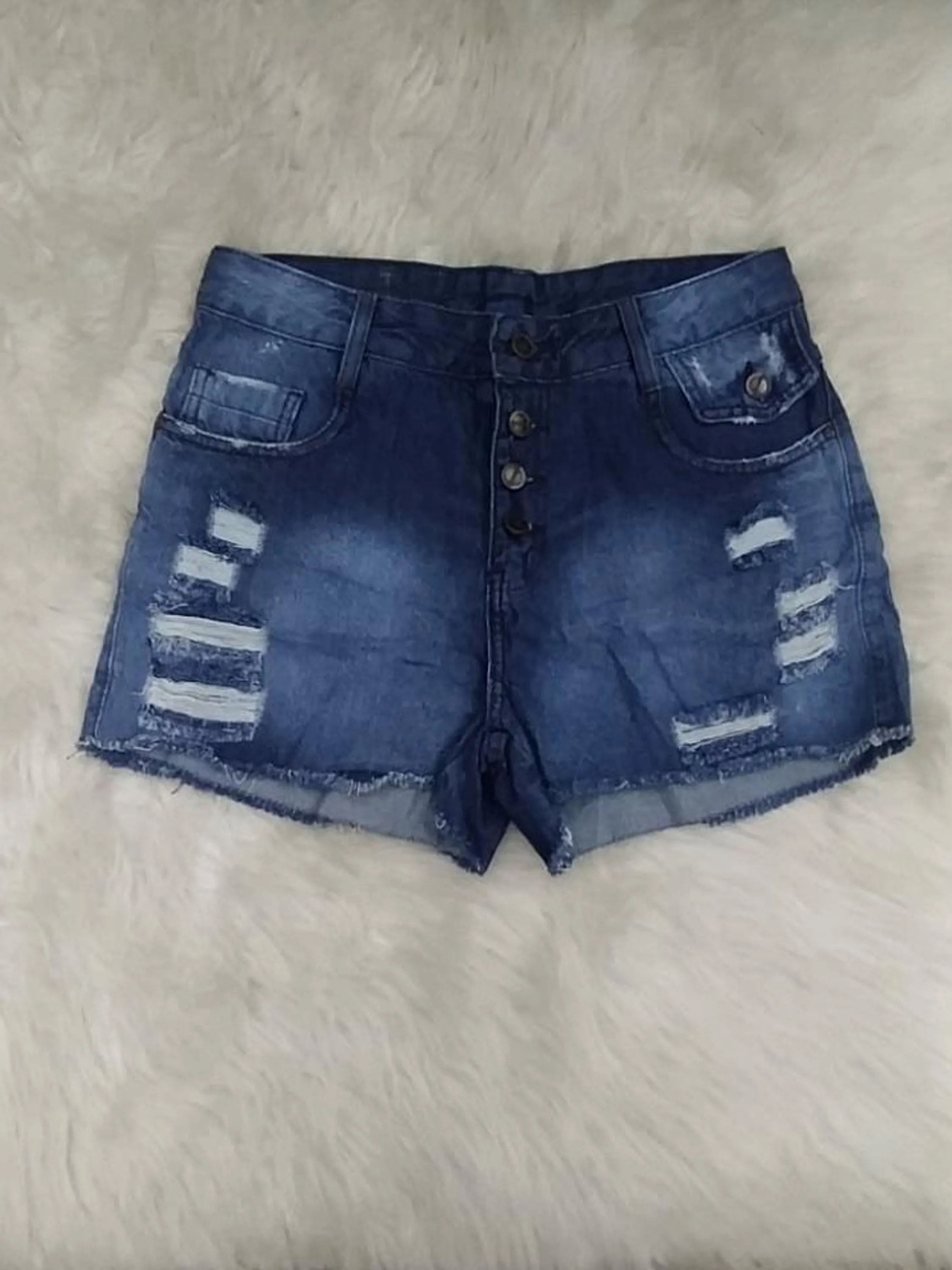 Short Feminino Jeans com botões e puidos