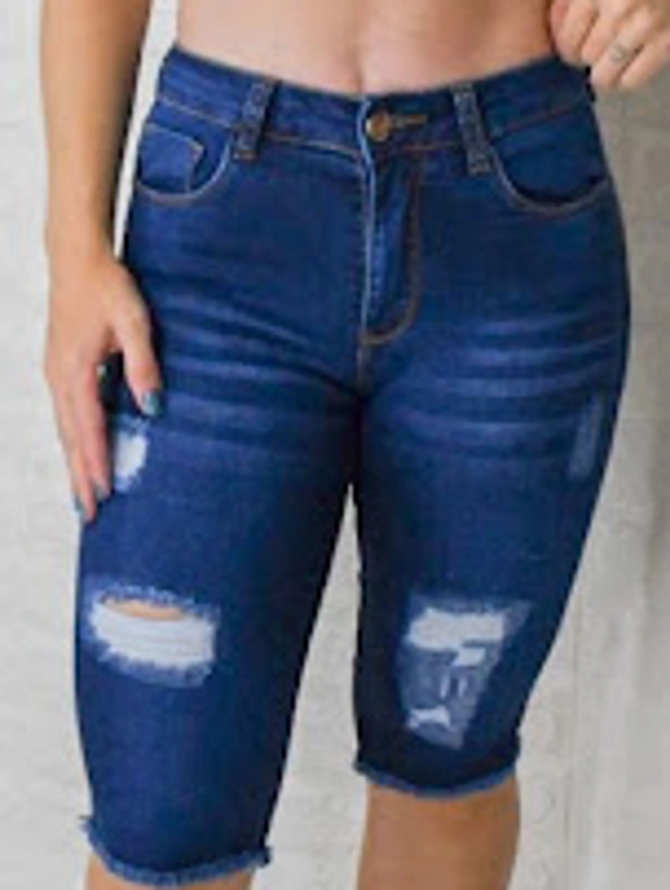 Bermuda Feminina Jeans com puidos barra desfiada