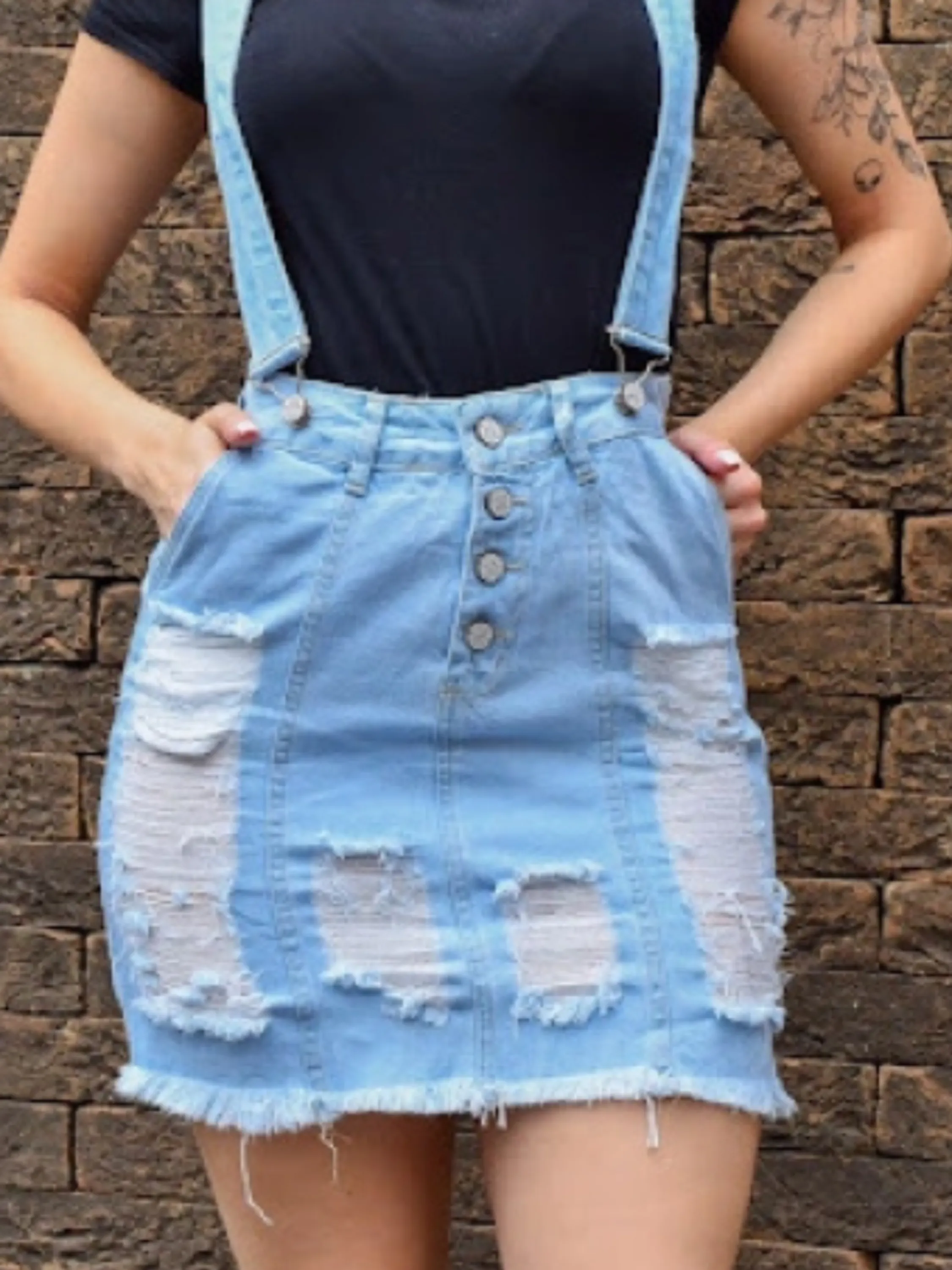 Saia Jeans Fem. com rasgos alças com fivelas