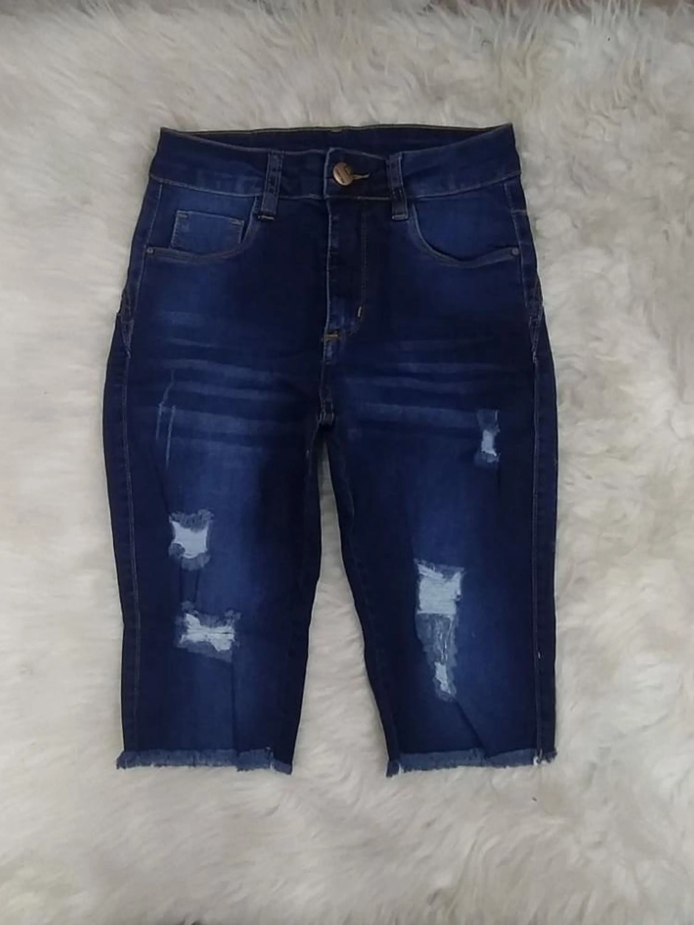 Bermuda Feminina Jeans com puidos barra desfiada