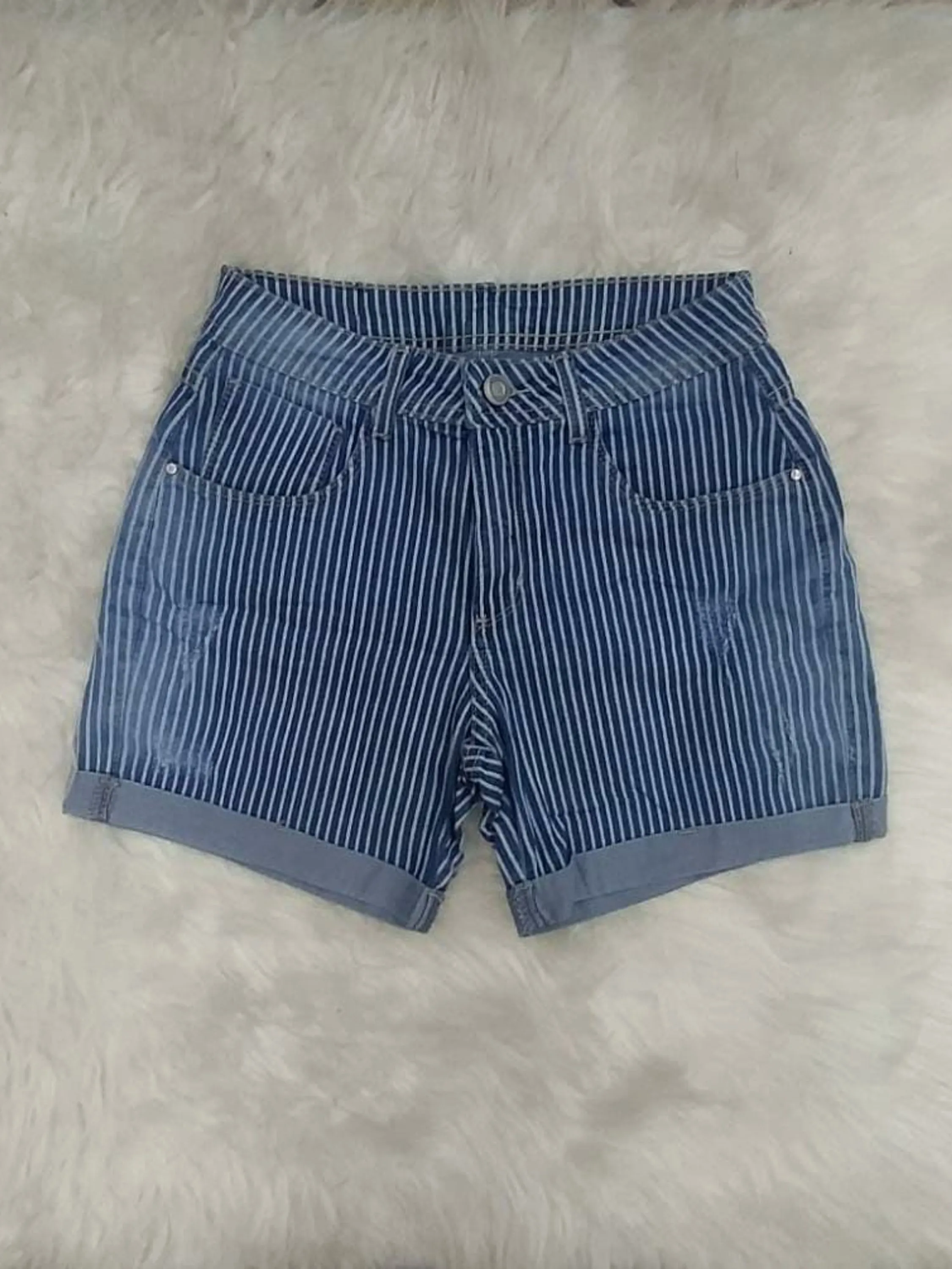 Short Feminino Jeans meia coxa listrado barra dobrada