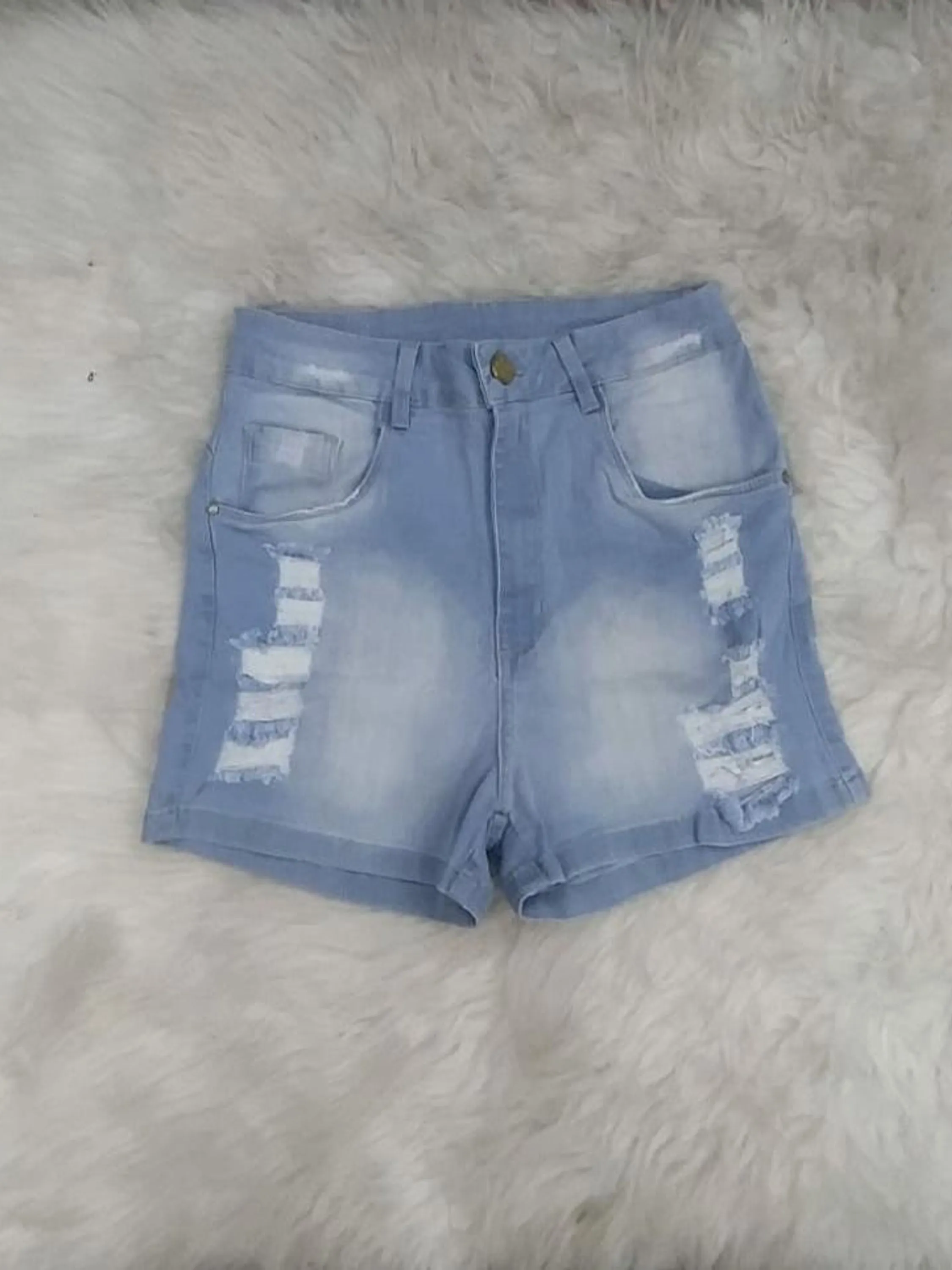 Short Feminino Jeans lavagem clara com puidos