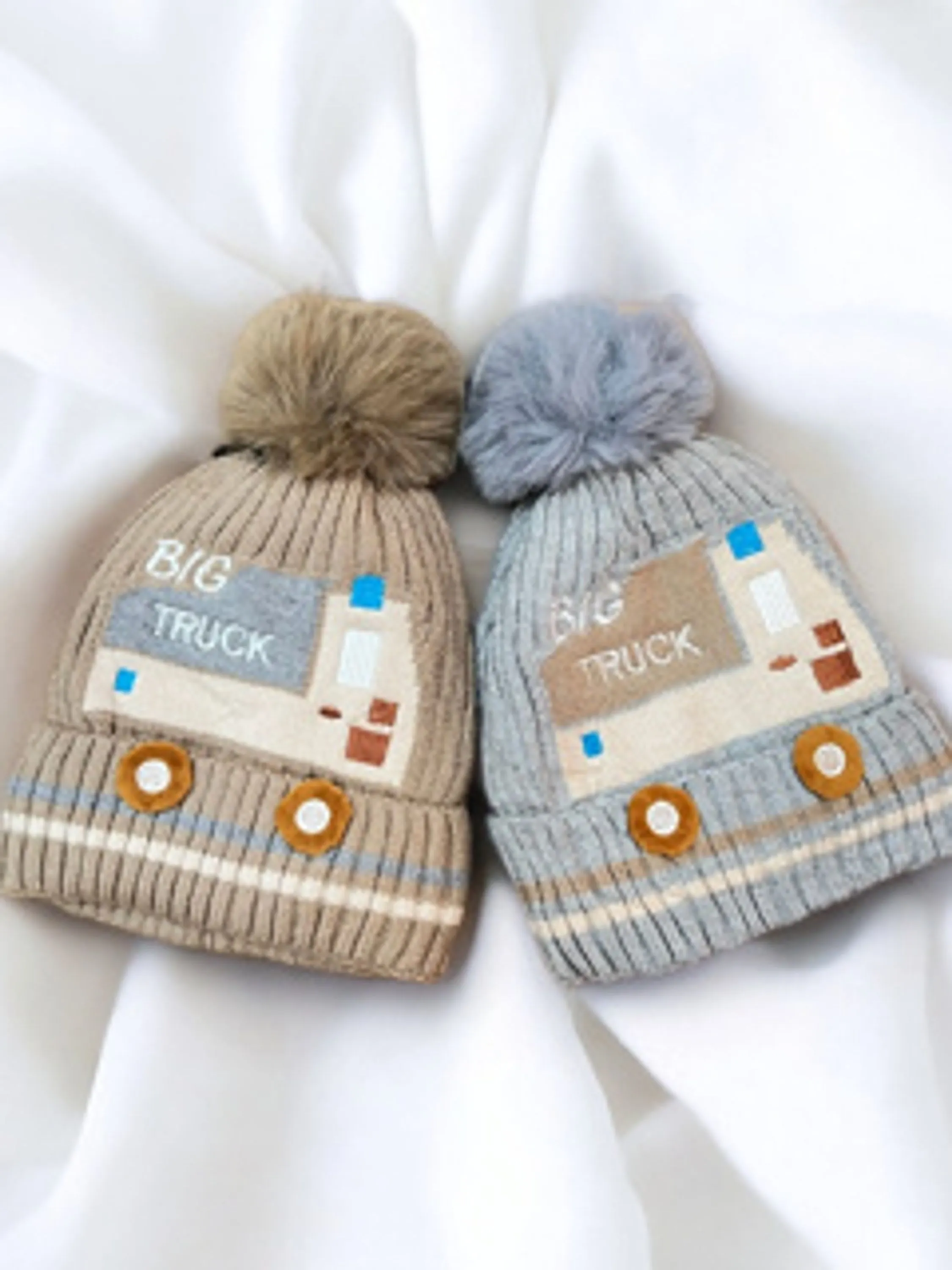 Kit com 12 Touca Gorro Juvenil De Desenho Carro, Onibus Com Pompom Toca de Criança Inverno CRIANÇA Pacote fechado Atacado