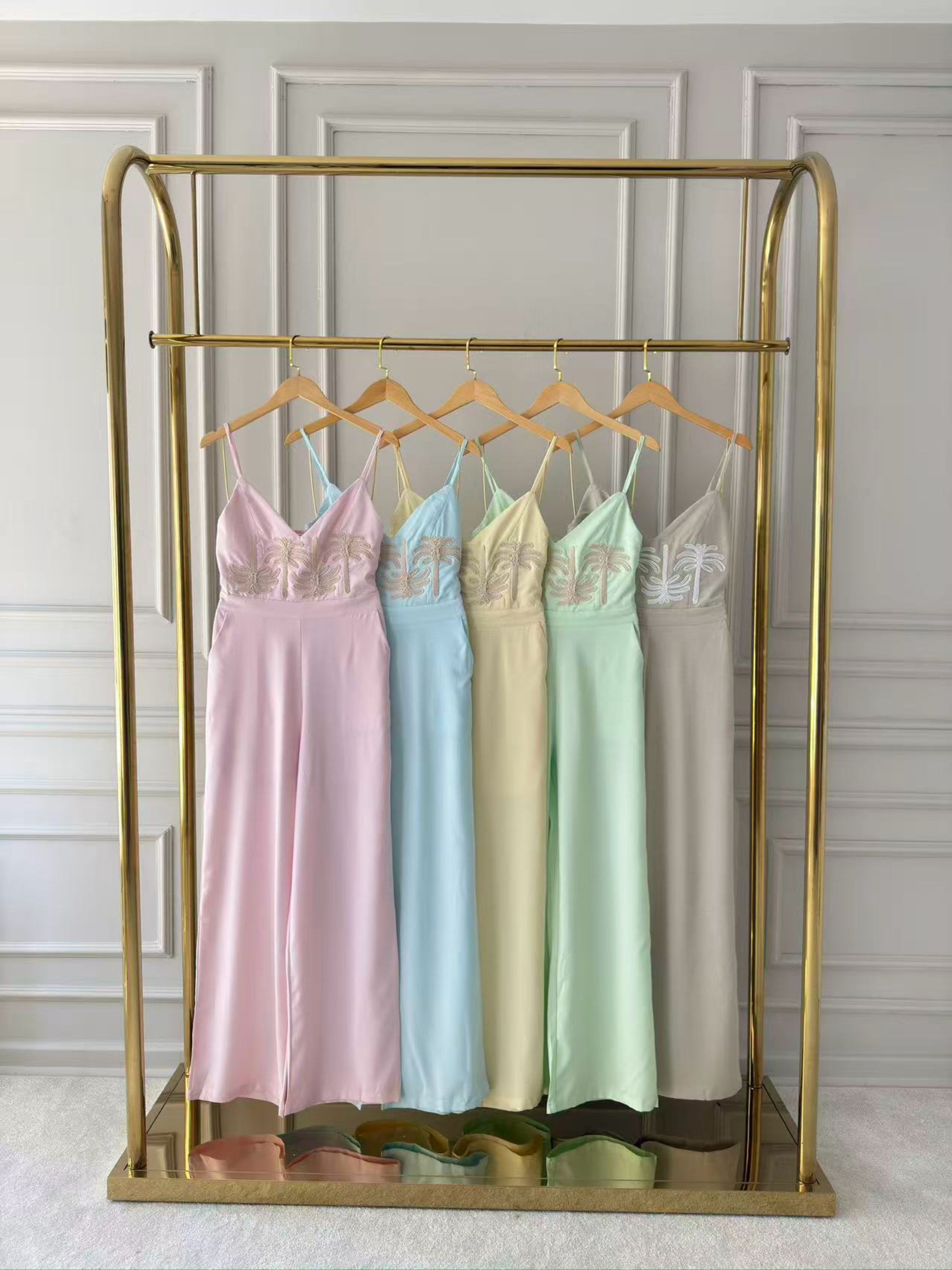 Macacão feminino bordado