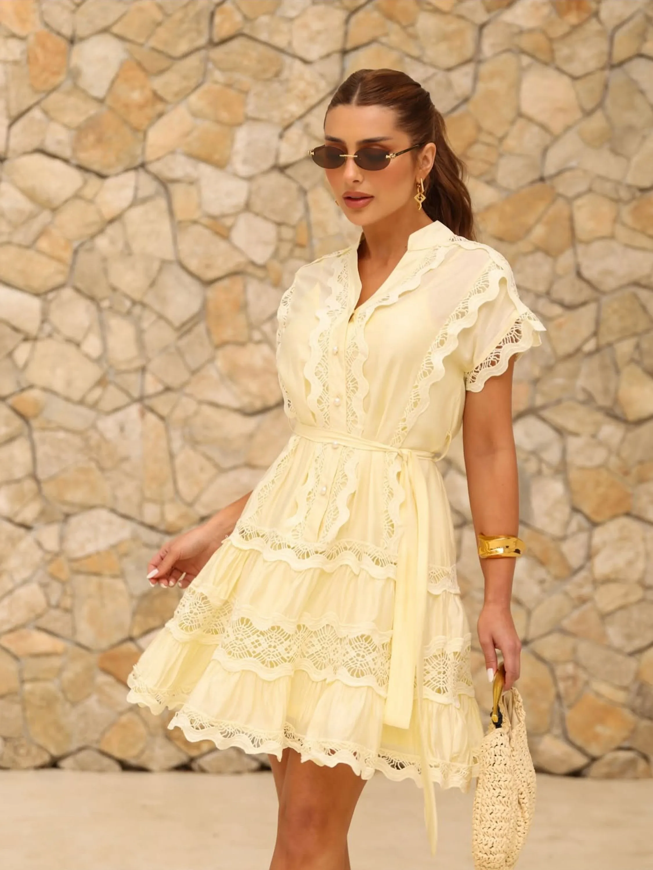 Vestido curto feminino tem regata por dentro