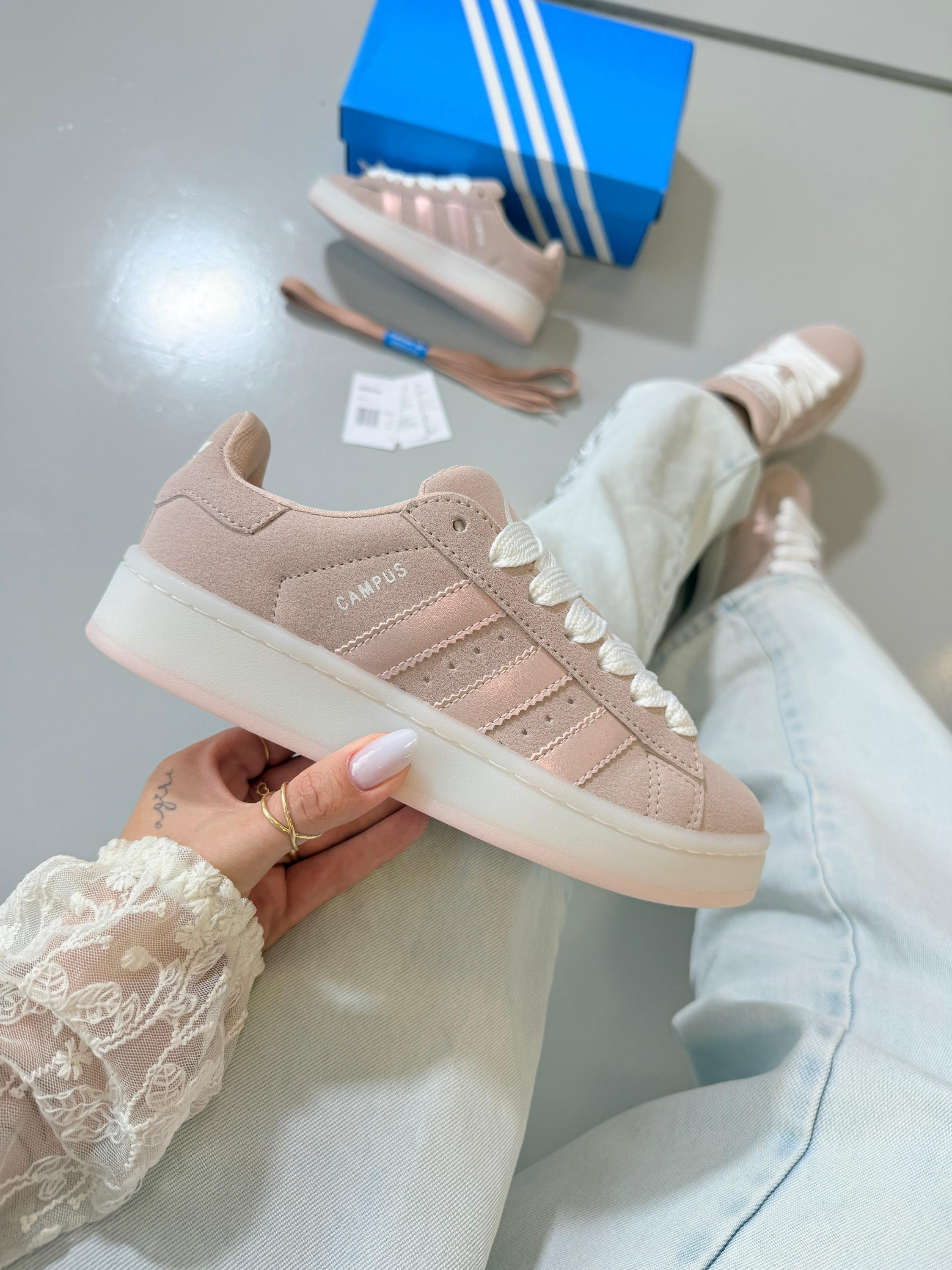 Tênis feminino com 2 cadarços e caixa personalizada