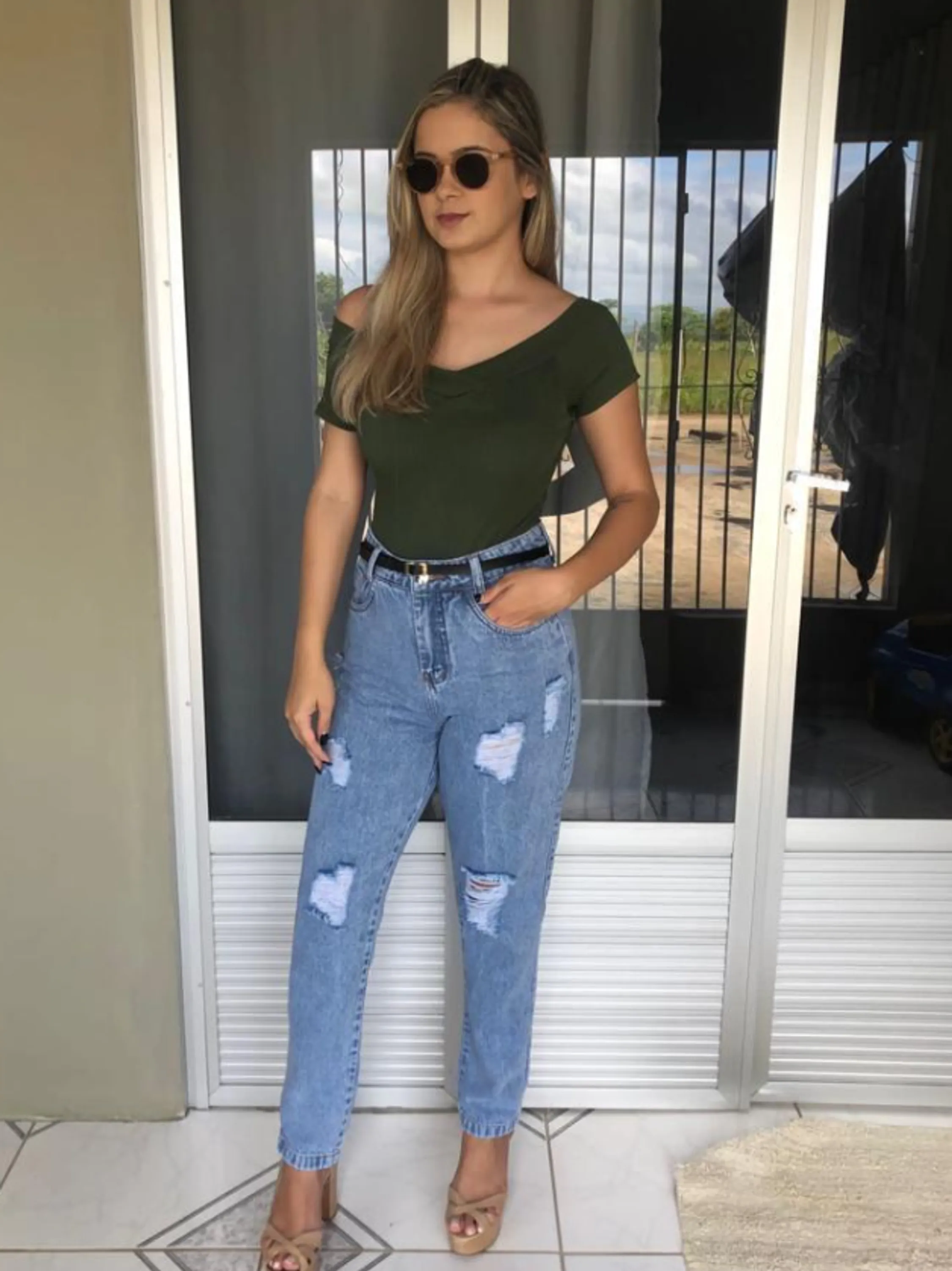 Calça jeans Mom rasgada feminina