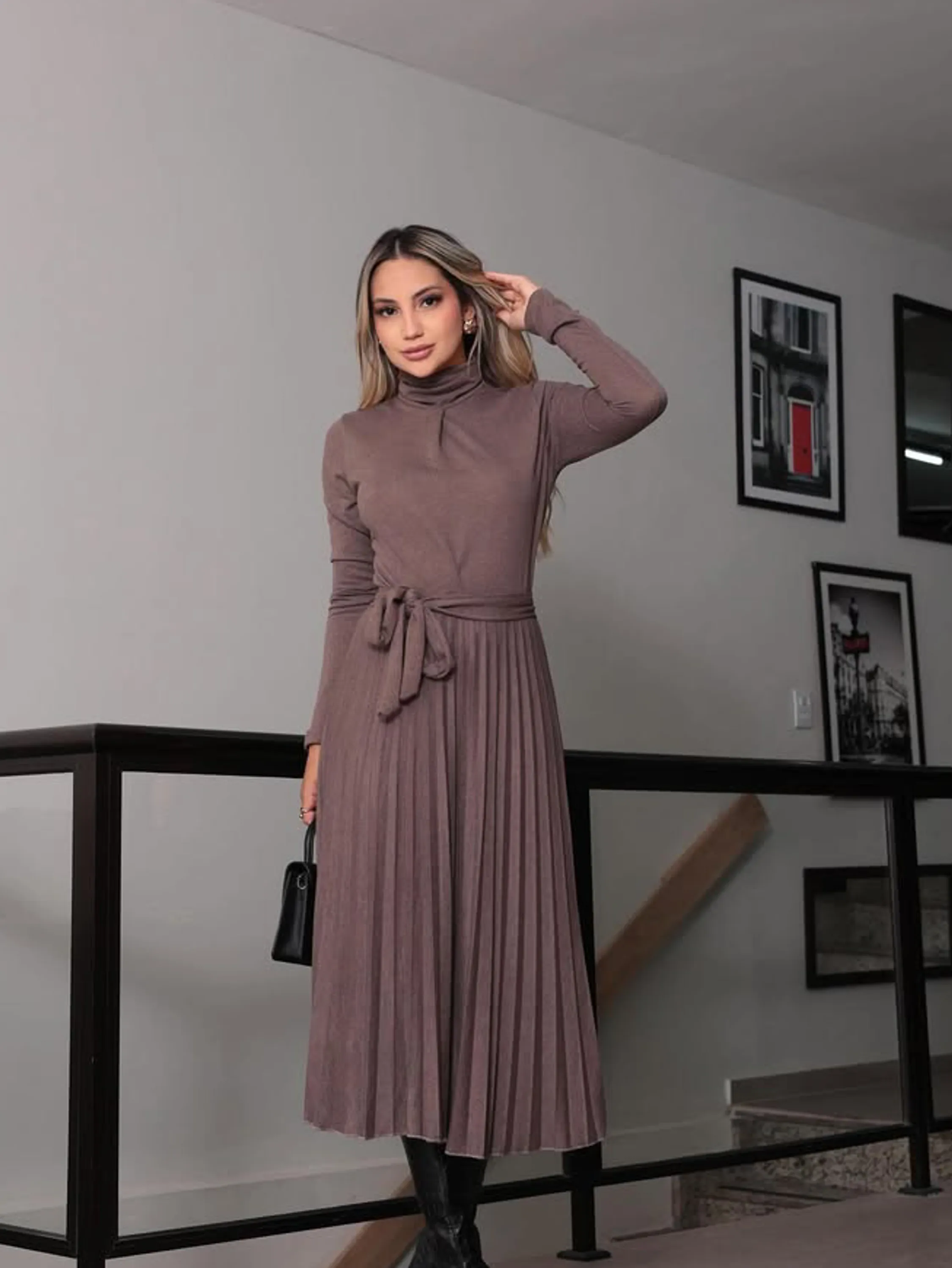 Vestido feminino de golinha e saia plissada (110)