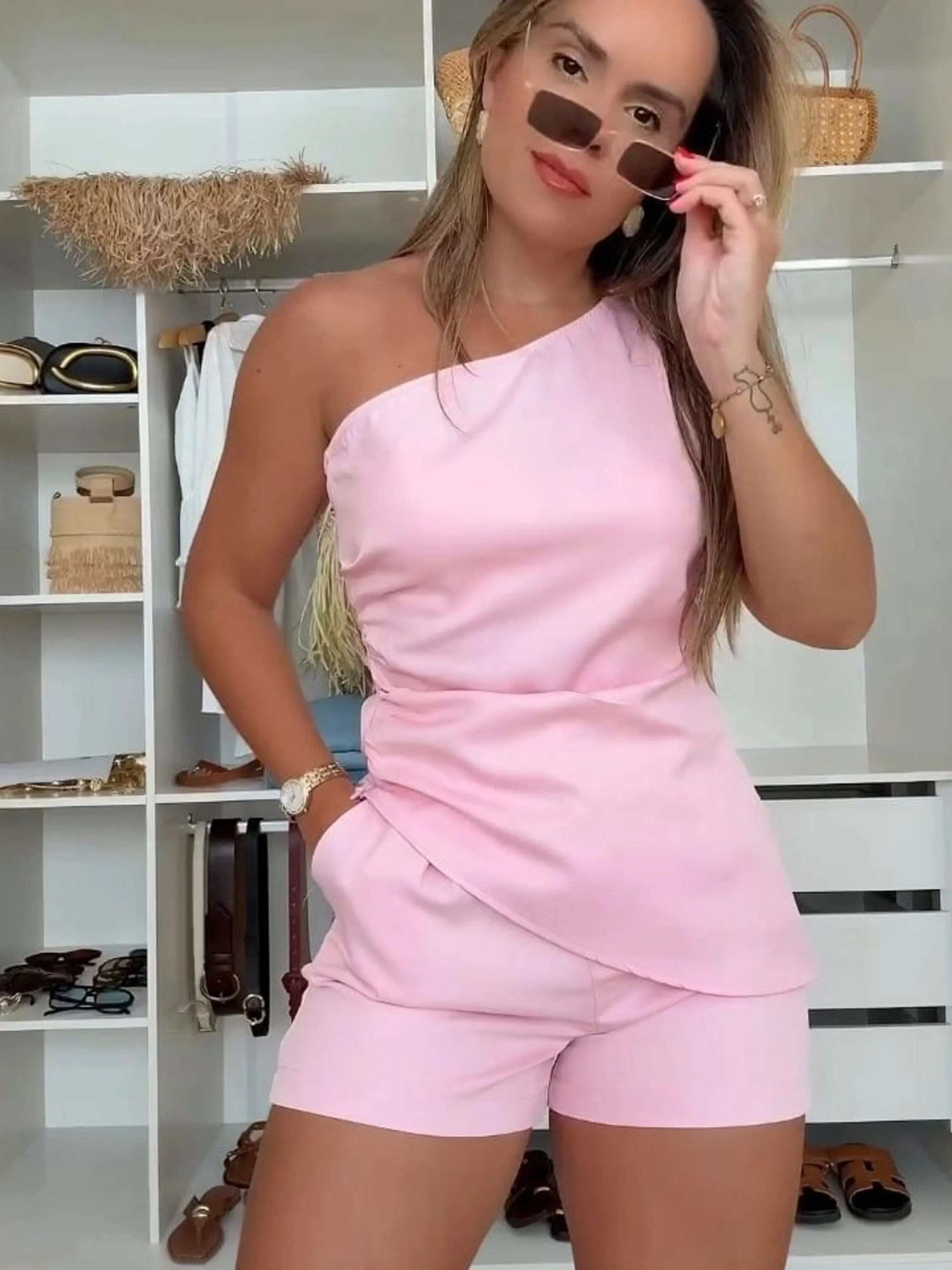 Conjunto feminino shorts e blusinha de 1 ombro só (134)