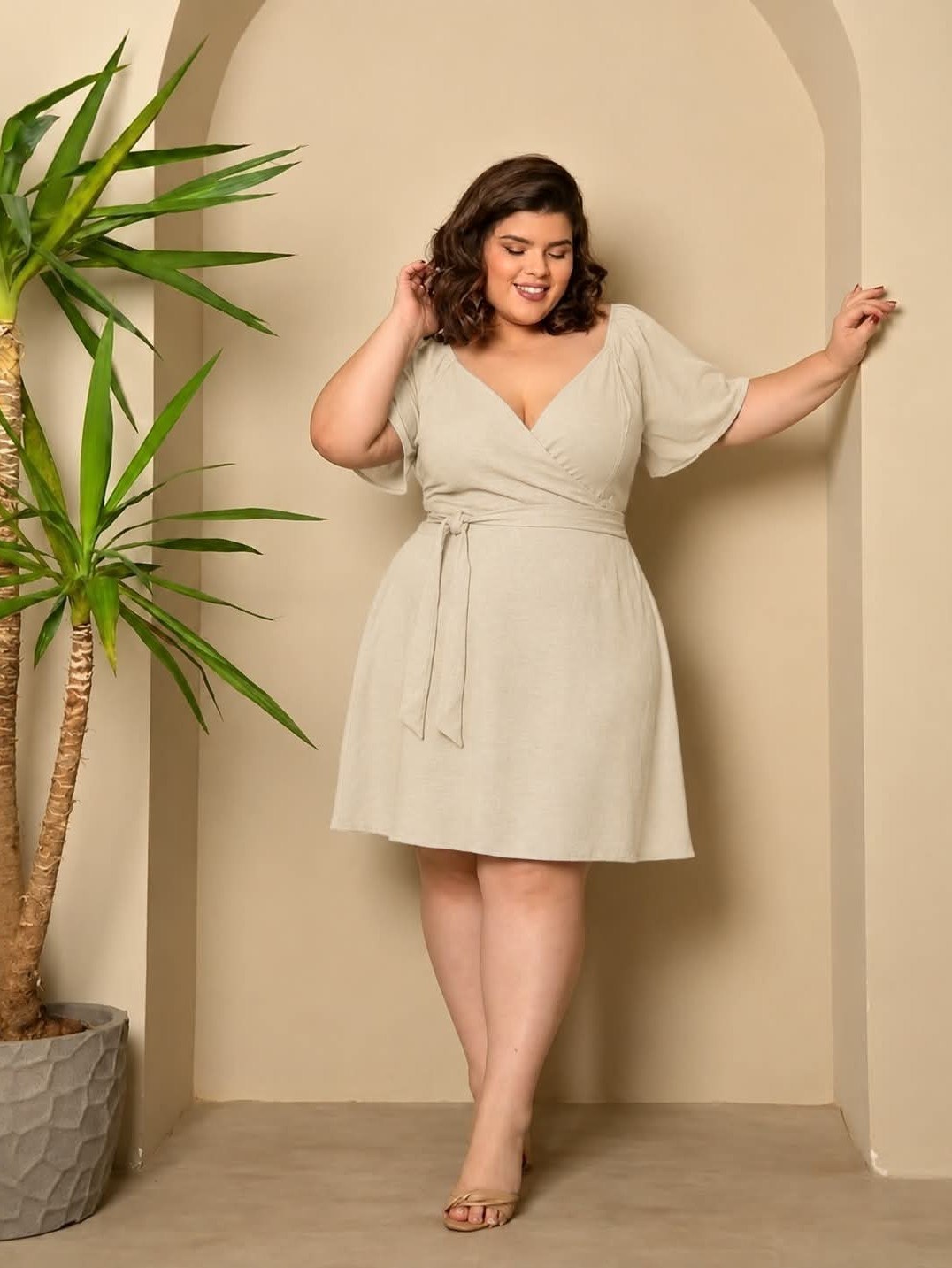 Vestido curto com cinto do mesmo tecido
