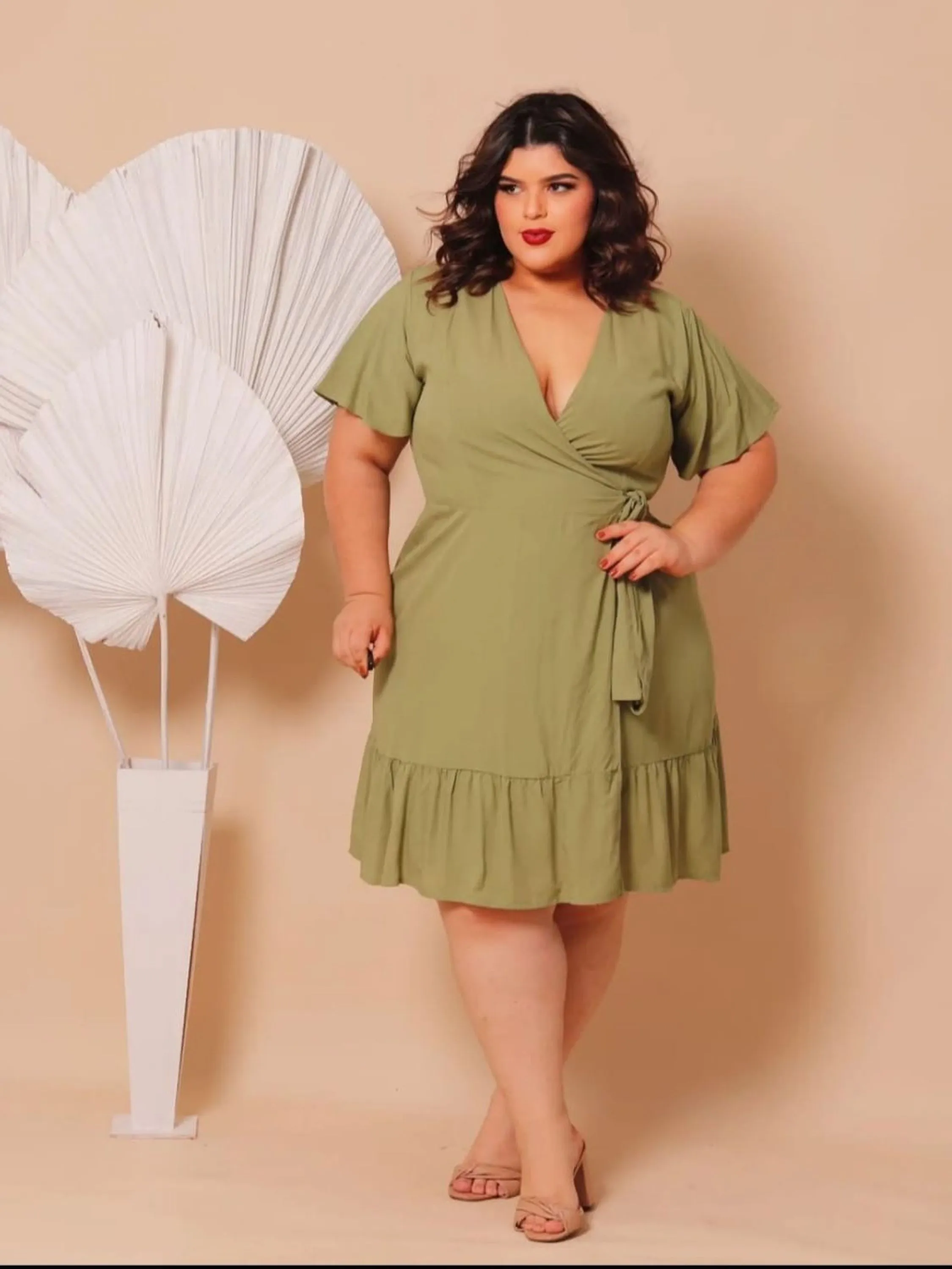 Vestido curto envelope Plus Size