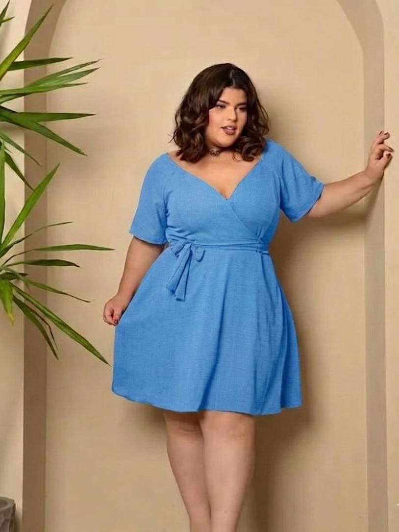 Vestido curto com cinto do mesmo tecido