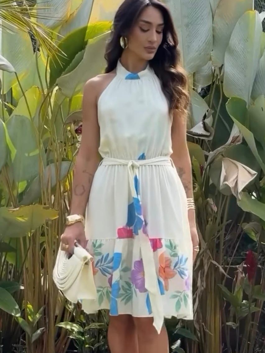Vestido curto gola alta