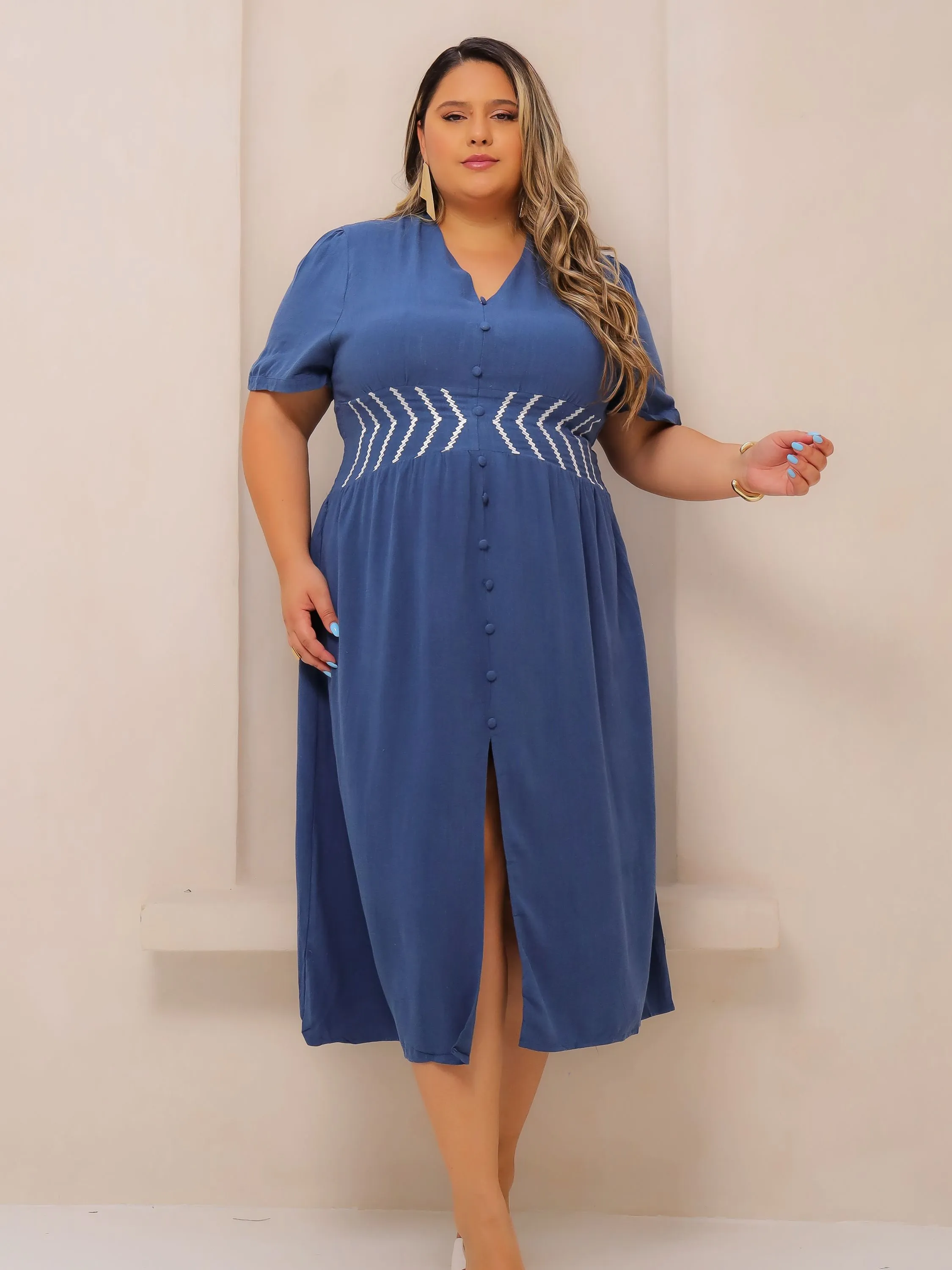 PL311  -  Vestido Plus Size  Midi Manga Curta Bordado Ibiza