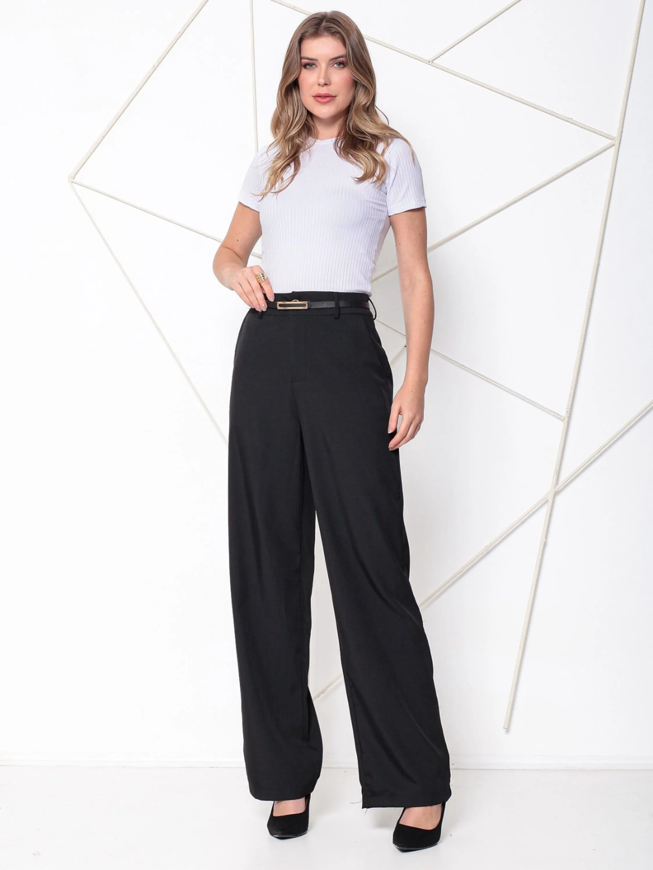 Calça pantalona com um cinto femenina