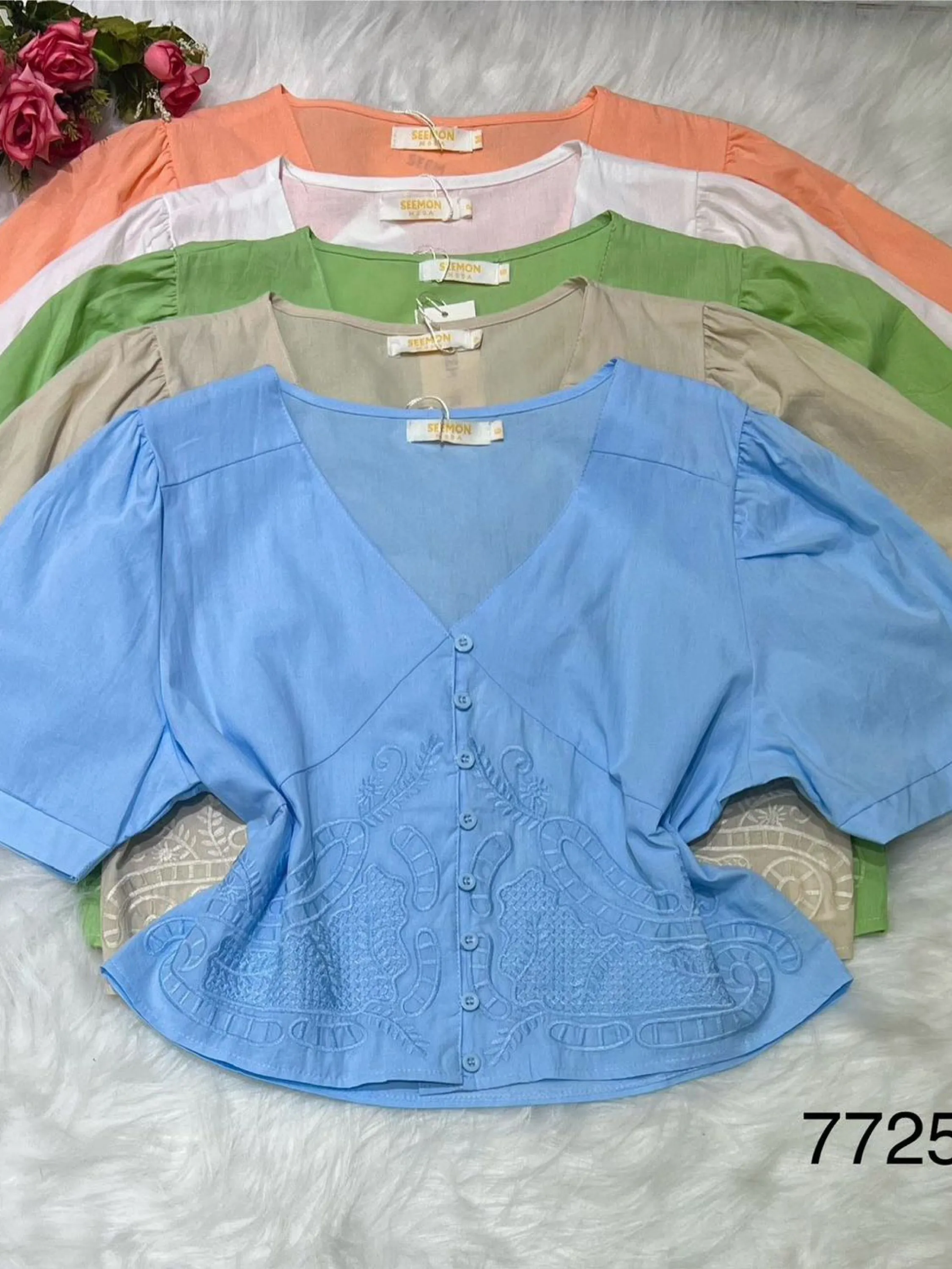 Blusa cropped com botão e bordado importado Pedro ji