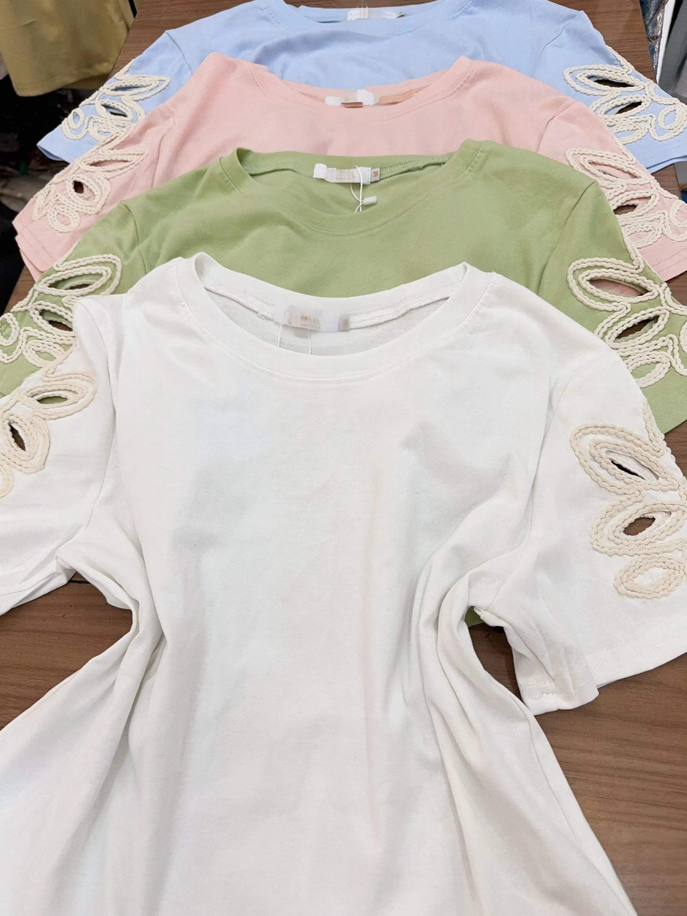 Blusa de cropped algodão com bordado importado pedro ji