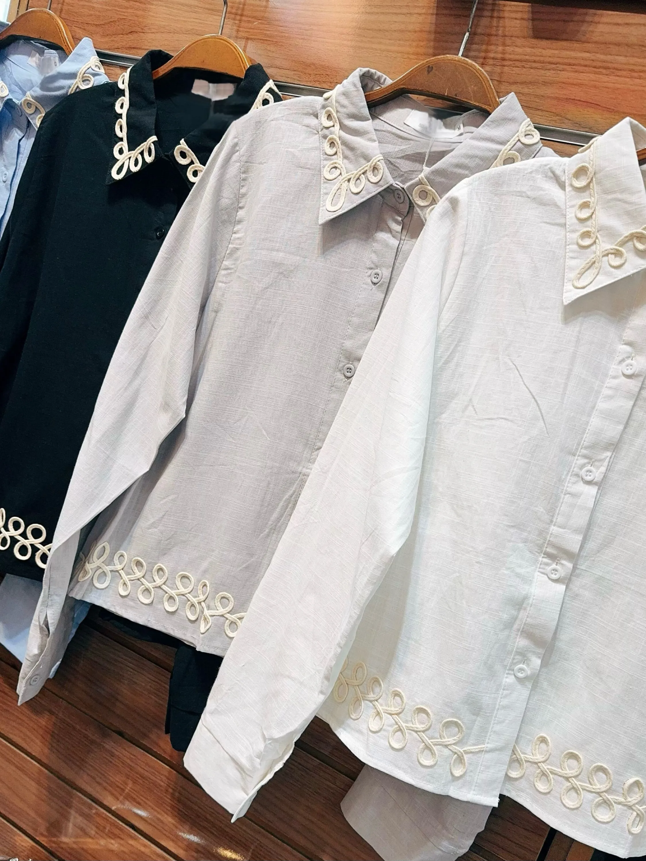 Blusa camisa cropped com bordado importado pedro ji