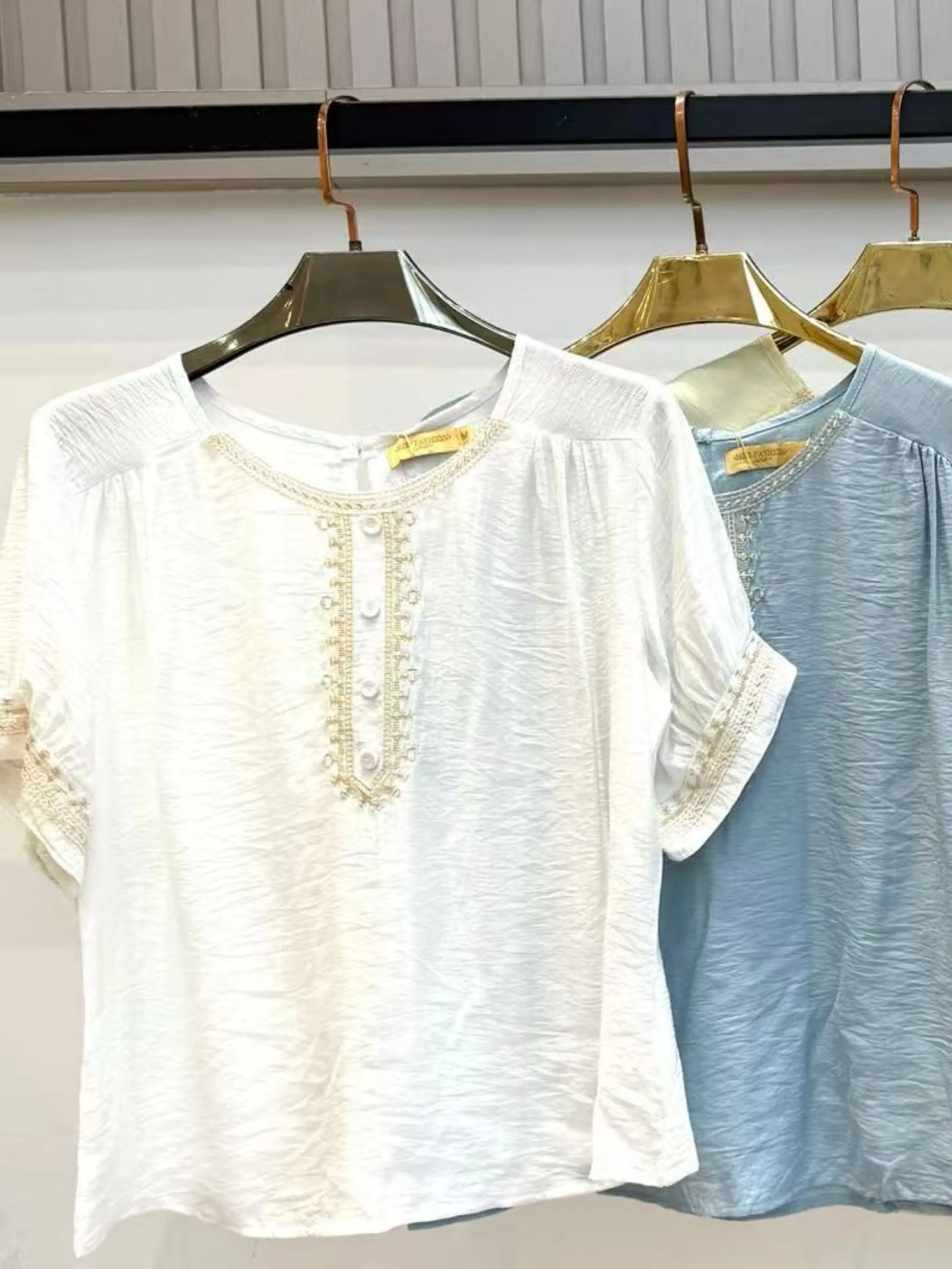 Blusa com botão e bordado importado pedro ji