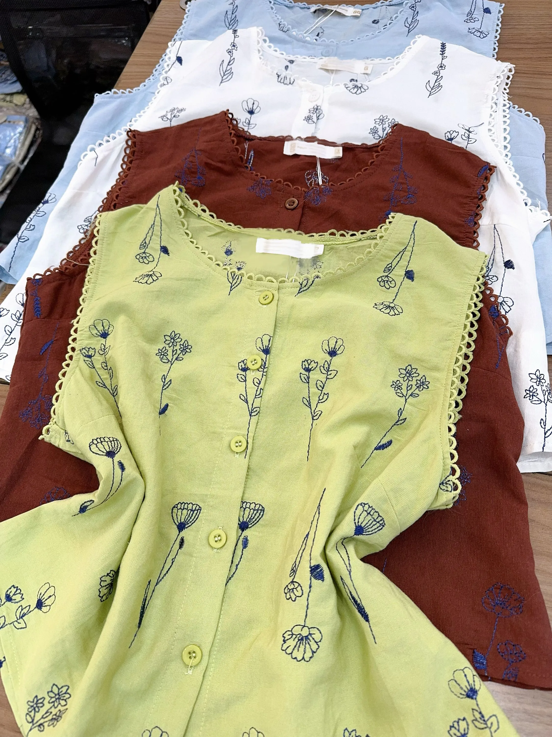 Blusa de cropped com botão e bordado importado pedro ji
