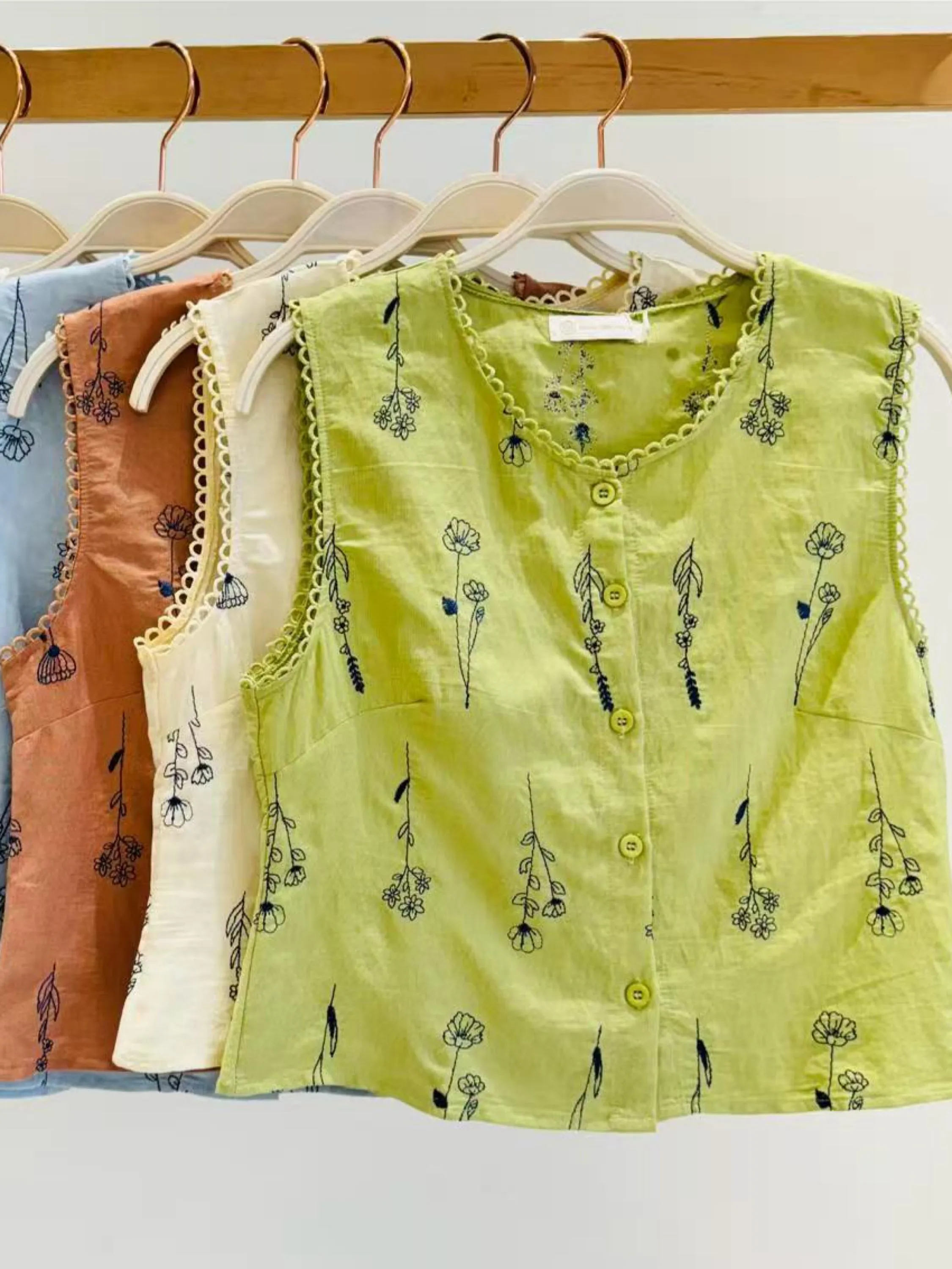 Blusa de cropped com botão e bordado importado pedro ji