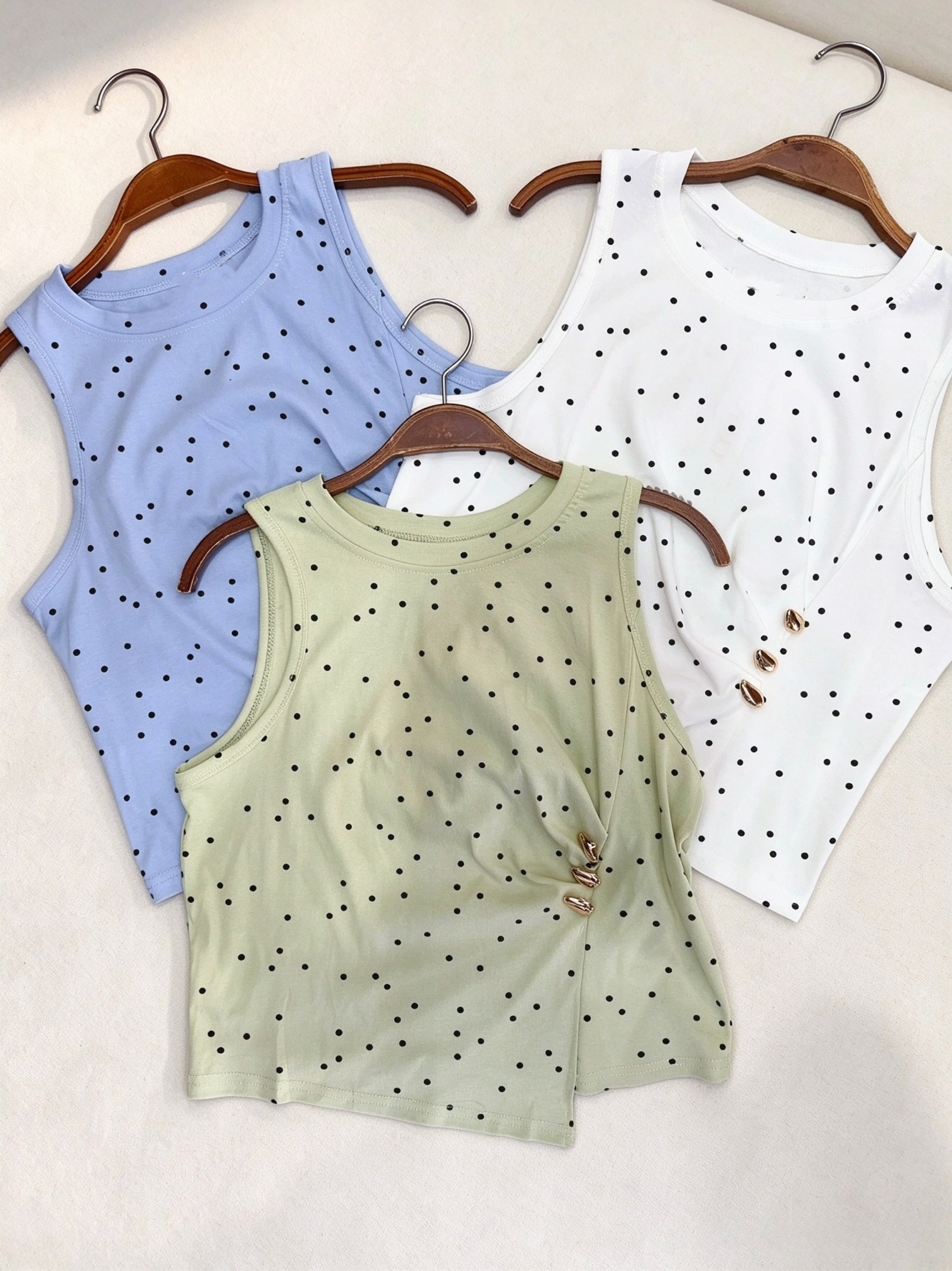 Regata de cropped bolinha com fivela importado Pedro ji