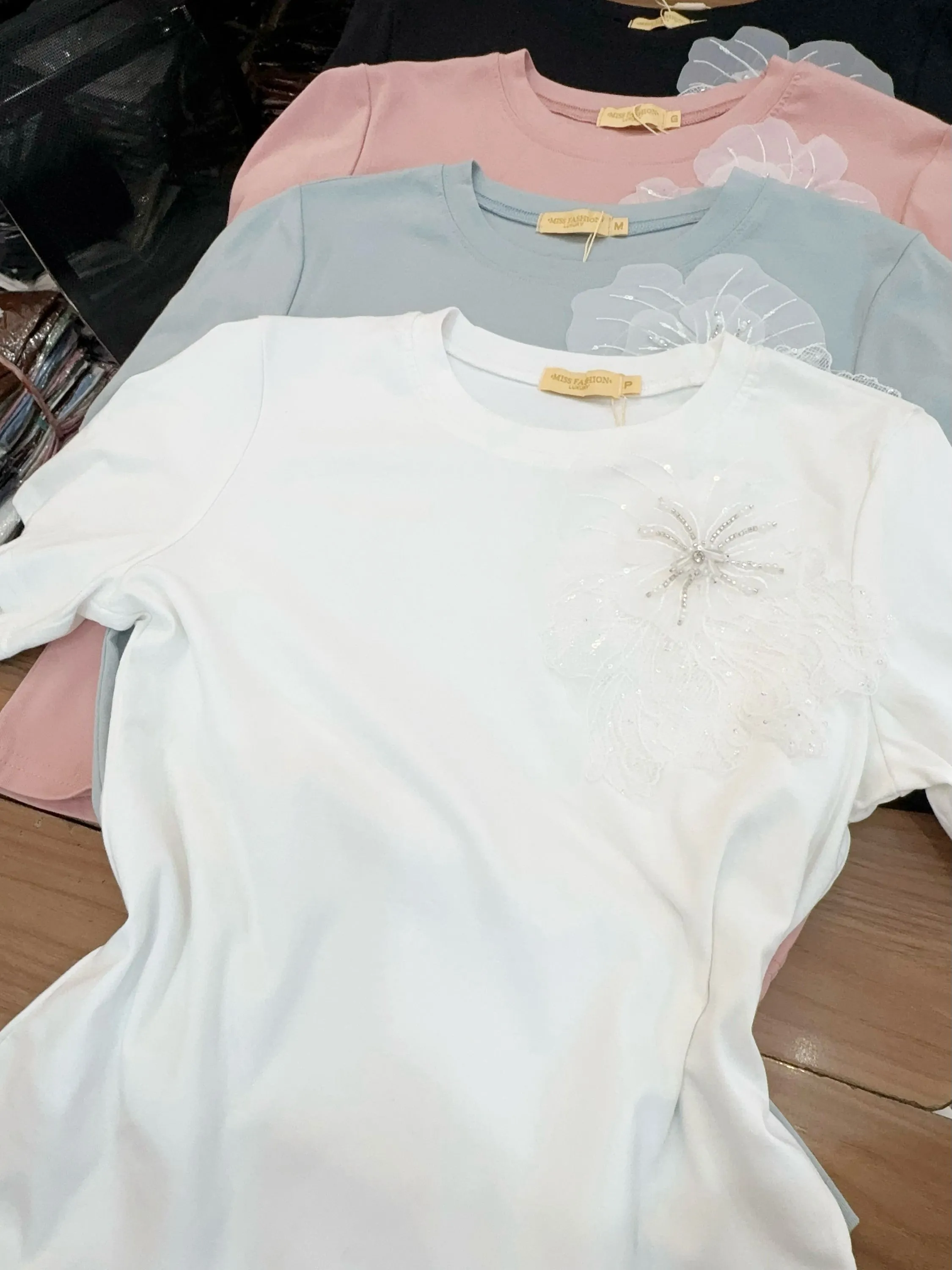 Blusa de algodão com bordado flor importado pedro ji