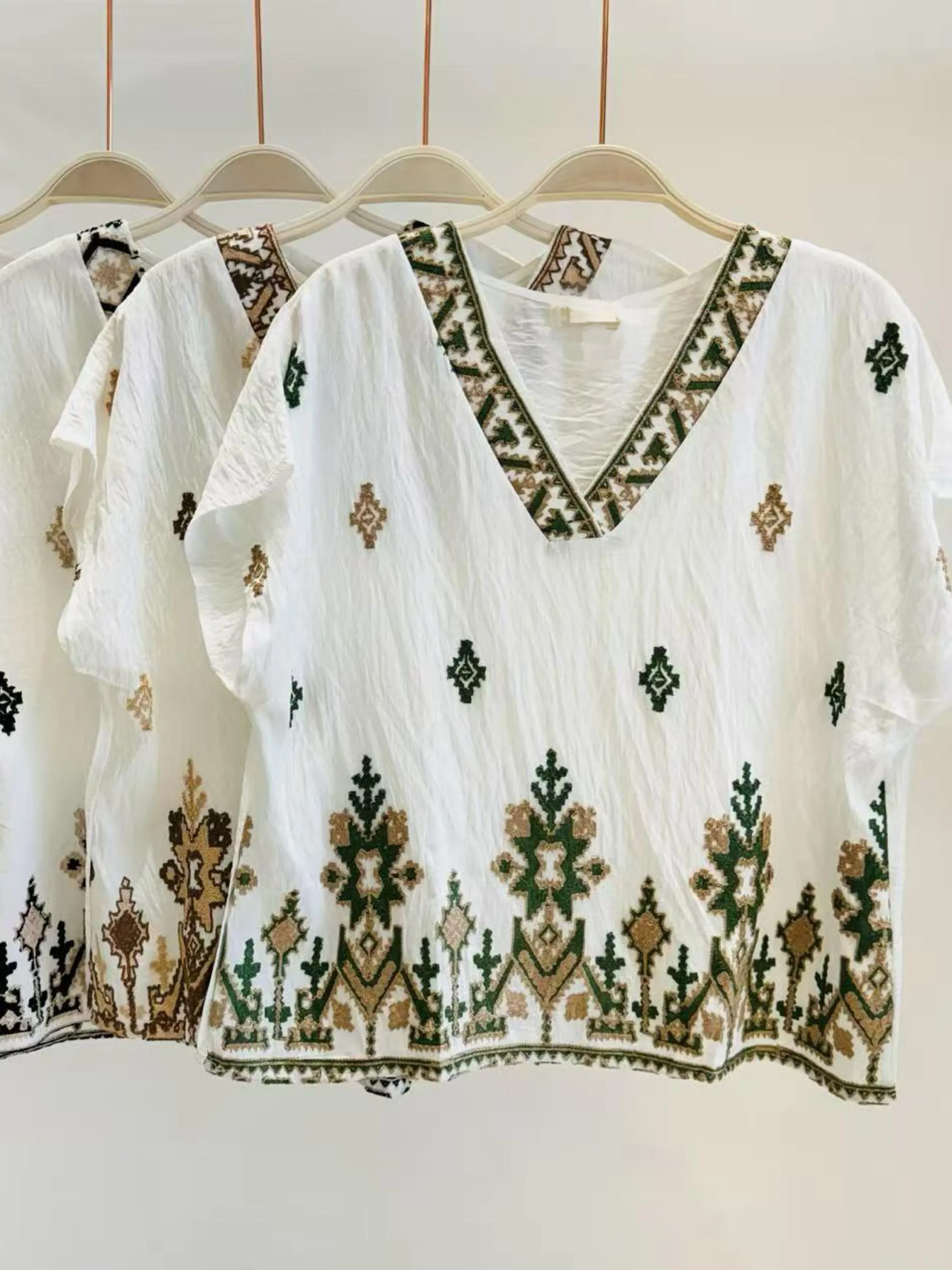 Blusa de gola V com bordado importado pedro ji