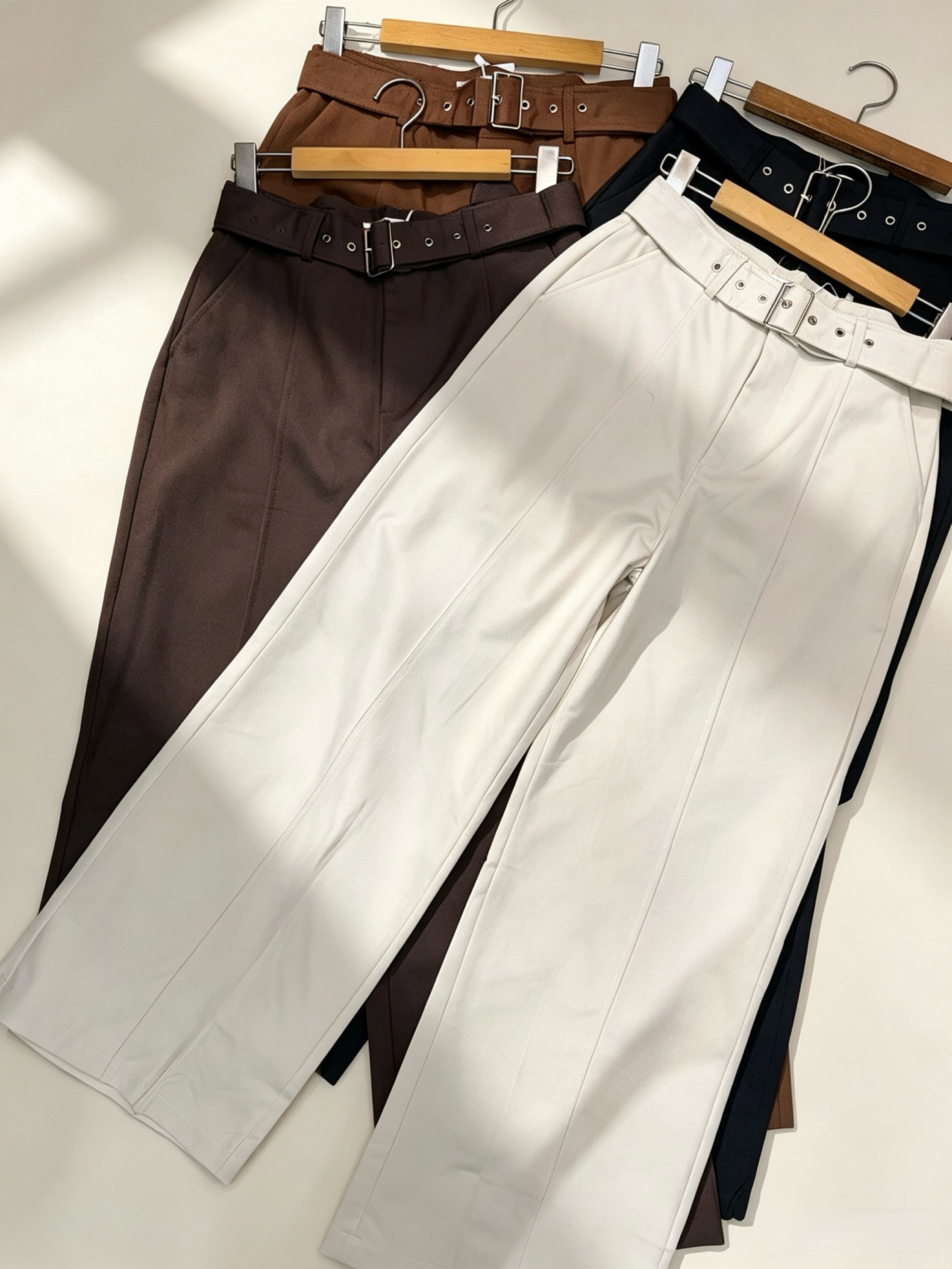 Calça de pantalona com cinto importado Pedro ji