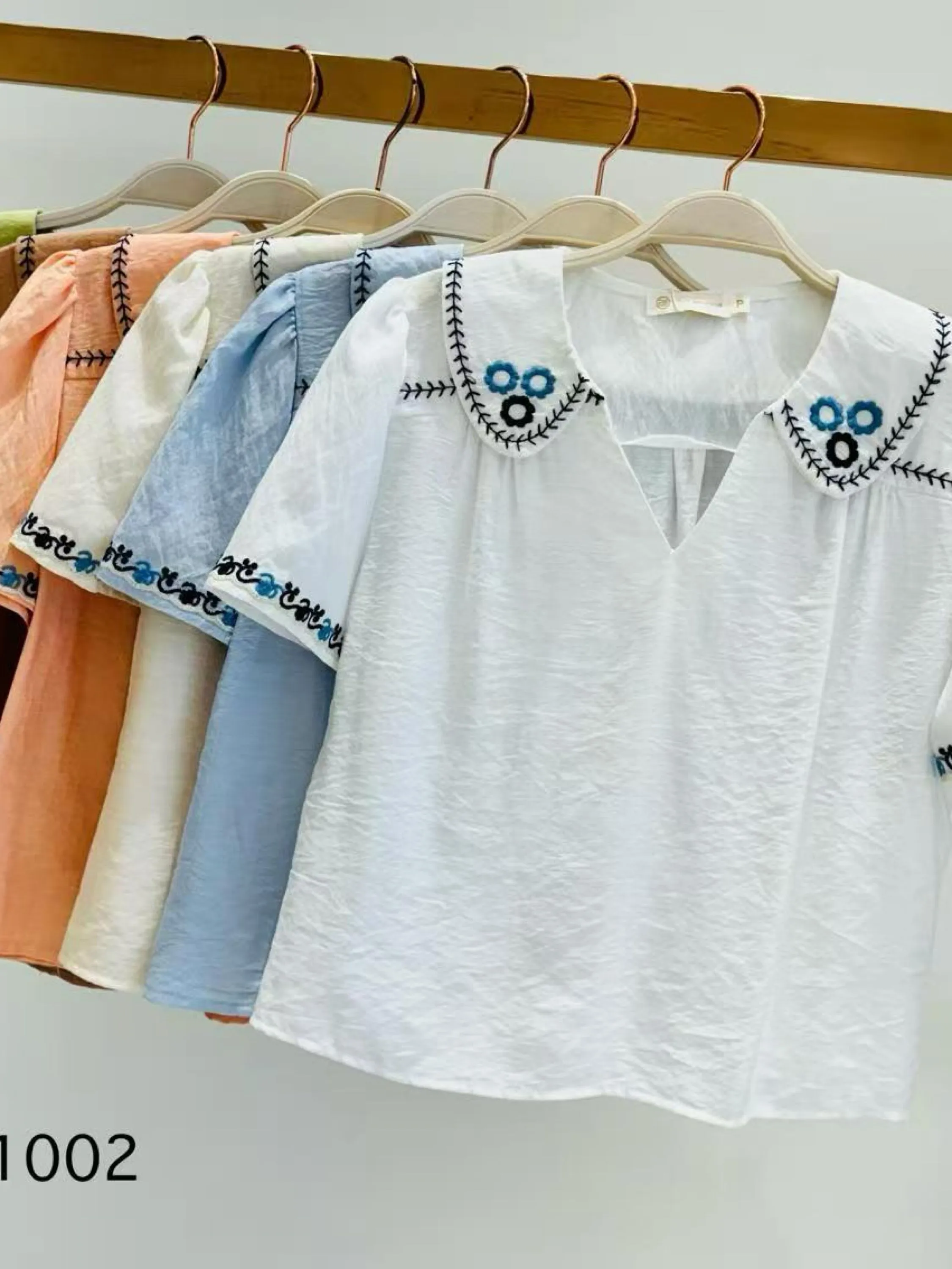 Blusa de cropped com bordado importado pedroji