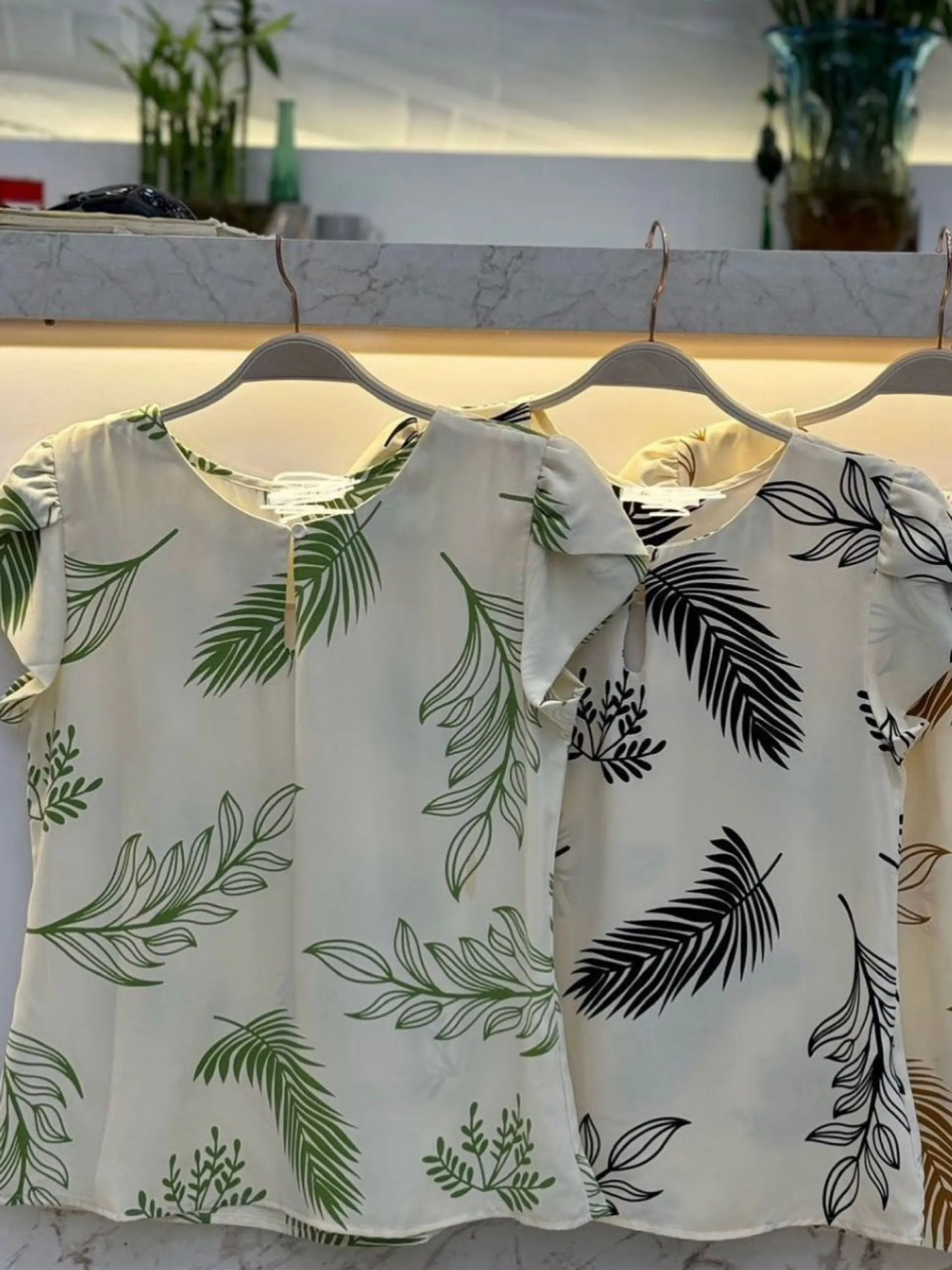 Blusa de estampado com botão importado pedro ji