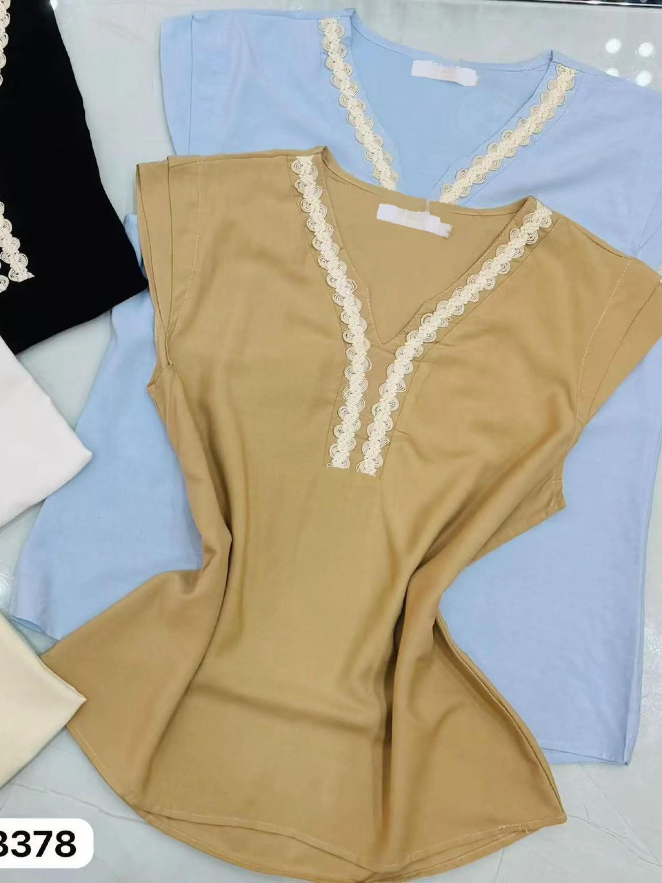Blusa de gola V com bordado importado pedroji