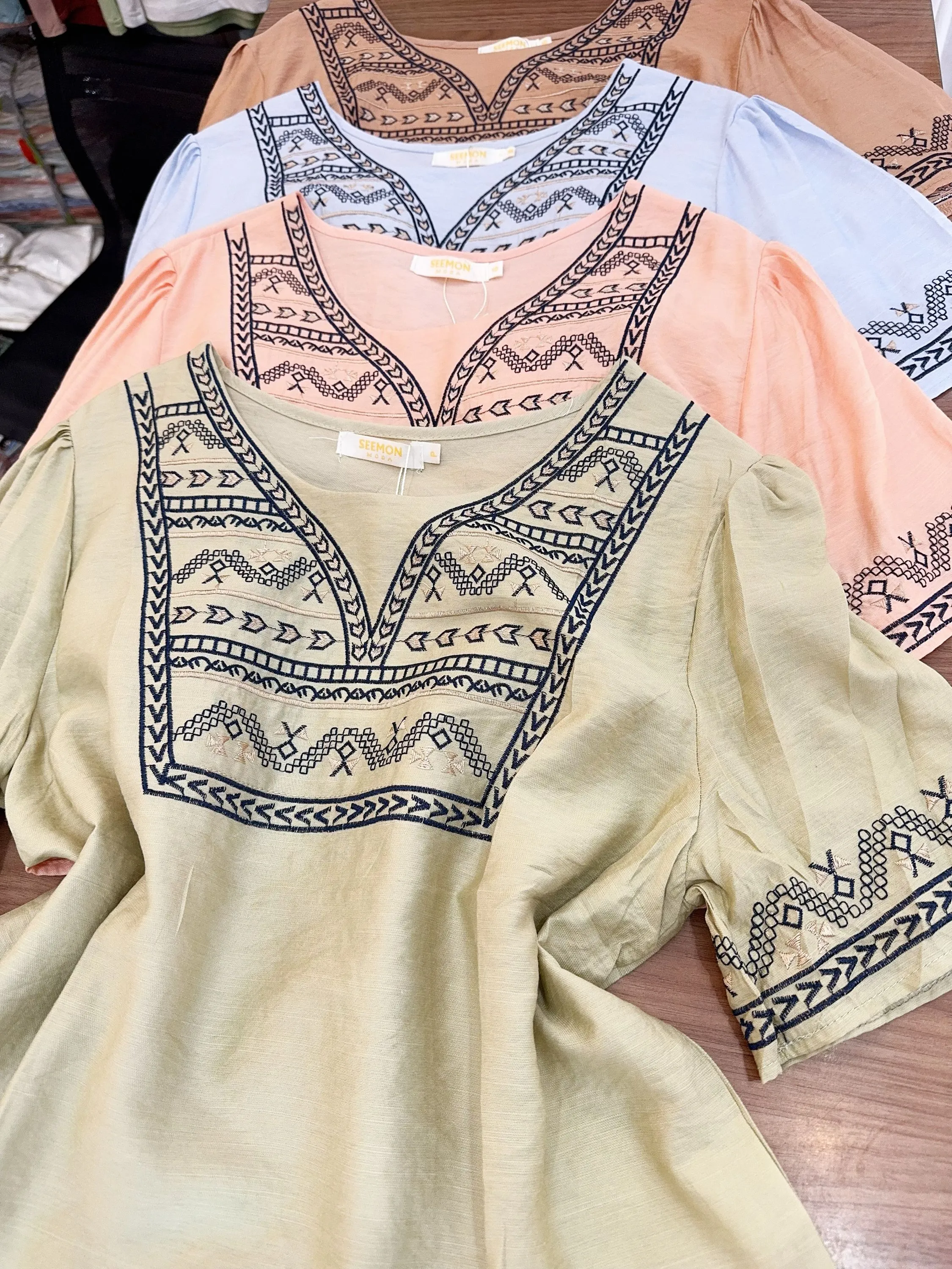 Blusa de cropped com bordado importado pedro ji