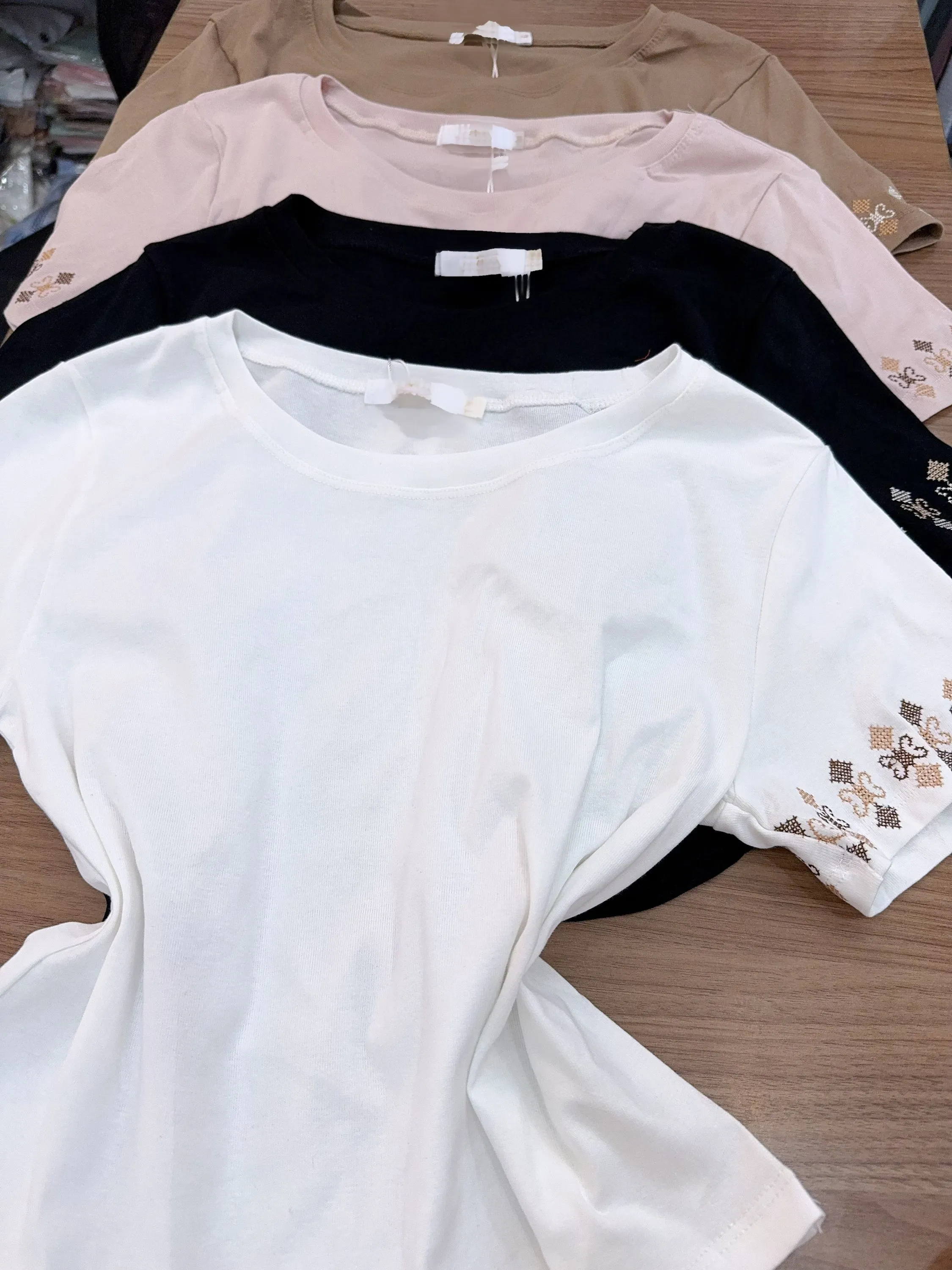 Blusa de cropped algodão com bordado importado pedro ji
