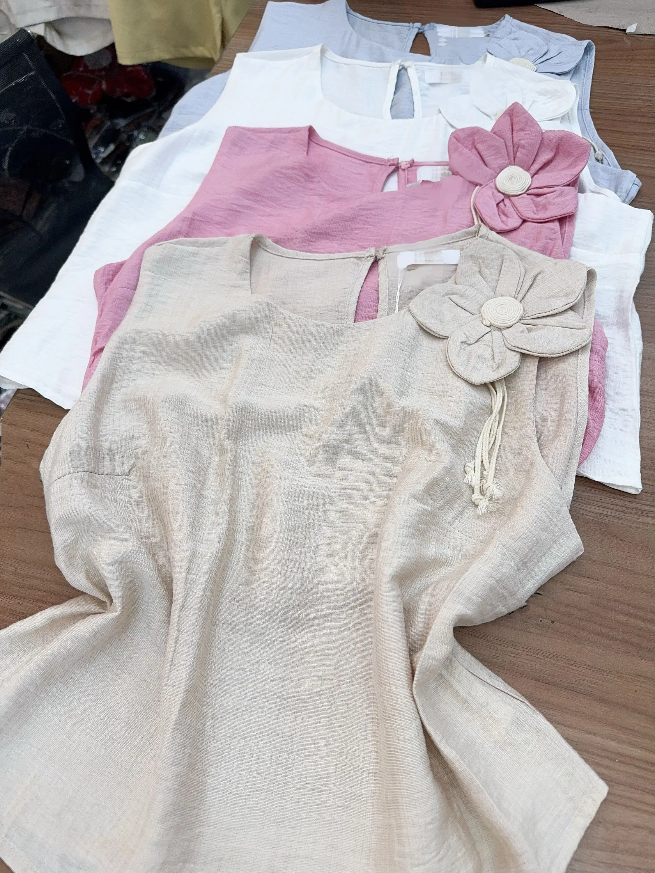 Blusa de cropped com flor importado pedro ji