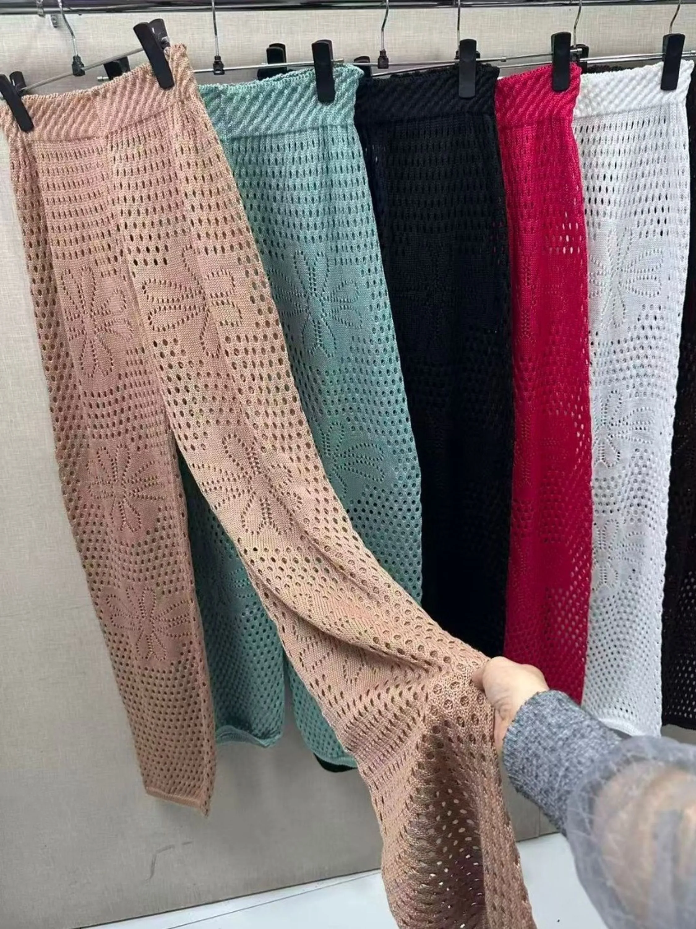 Calça saída de praia rendada e detalhes