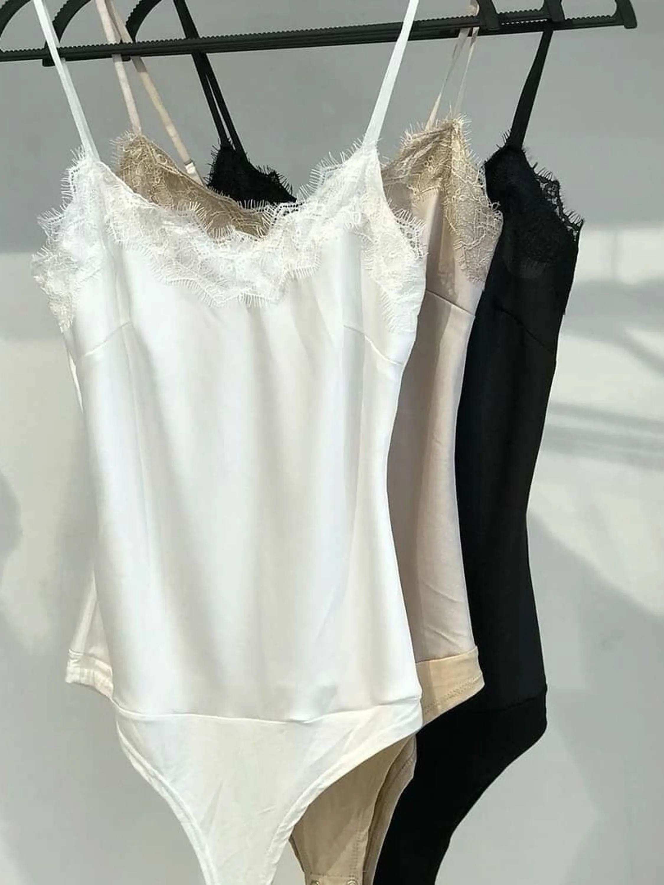 BODY canelado de alcinha e renda no decotes