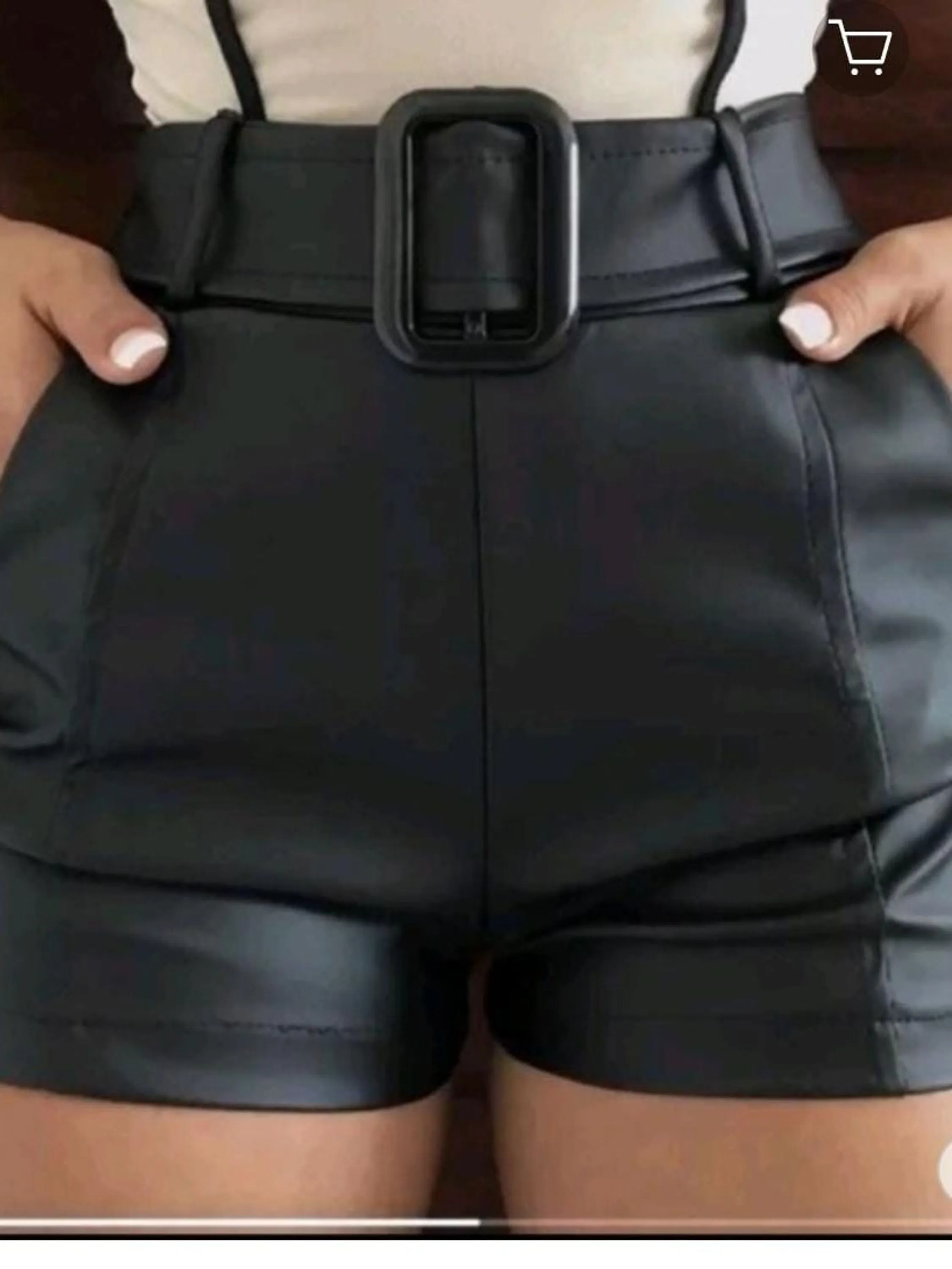 Shorts Feminino em Couro Sintético