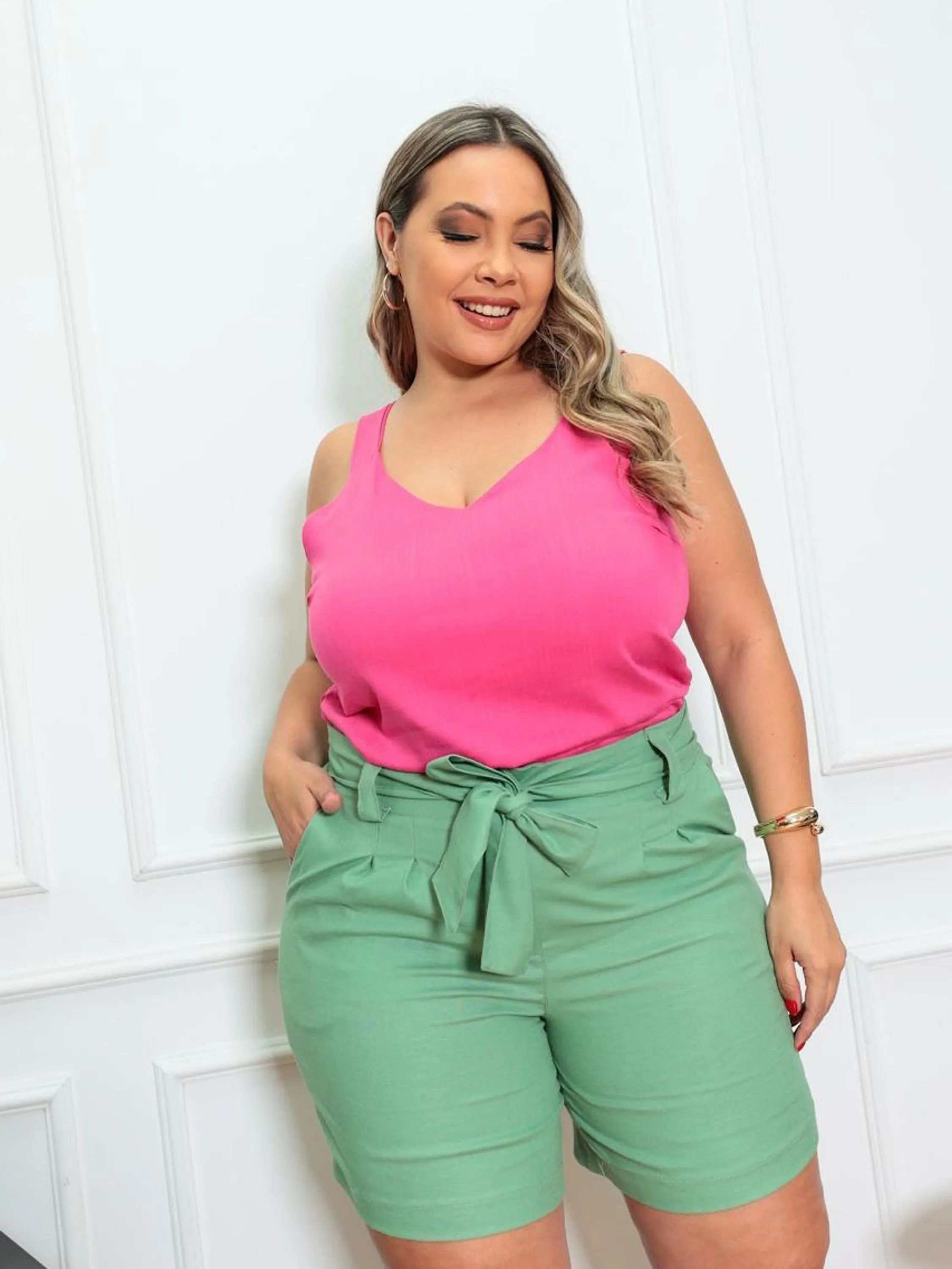 Regata decote V viscolinho plus size feminino