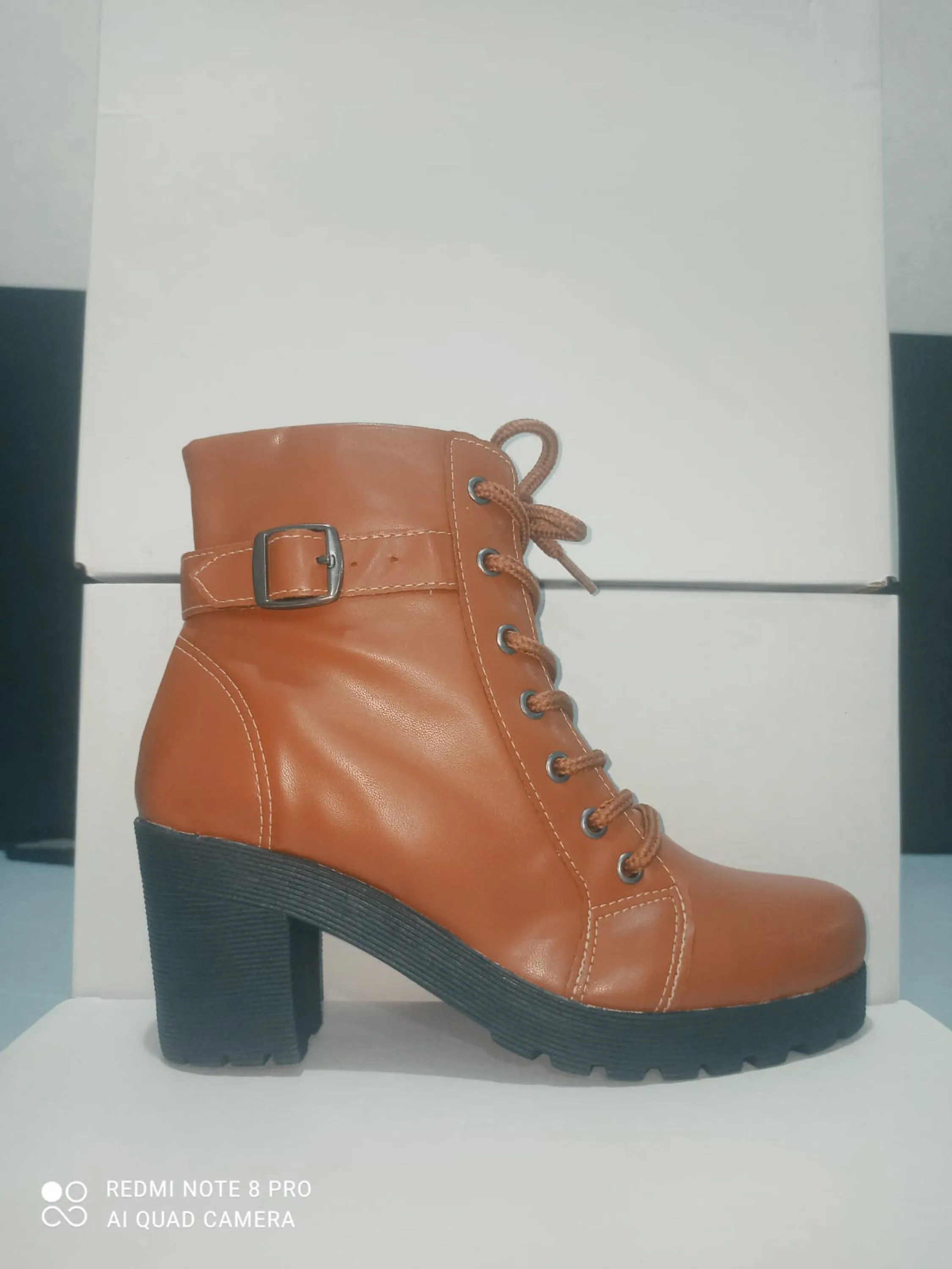 Botas caramelo com fivela