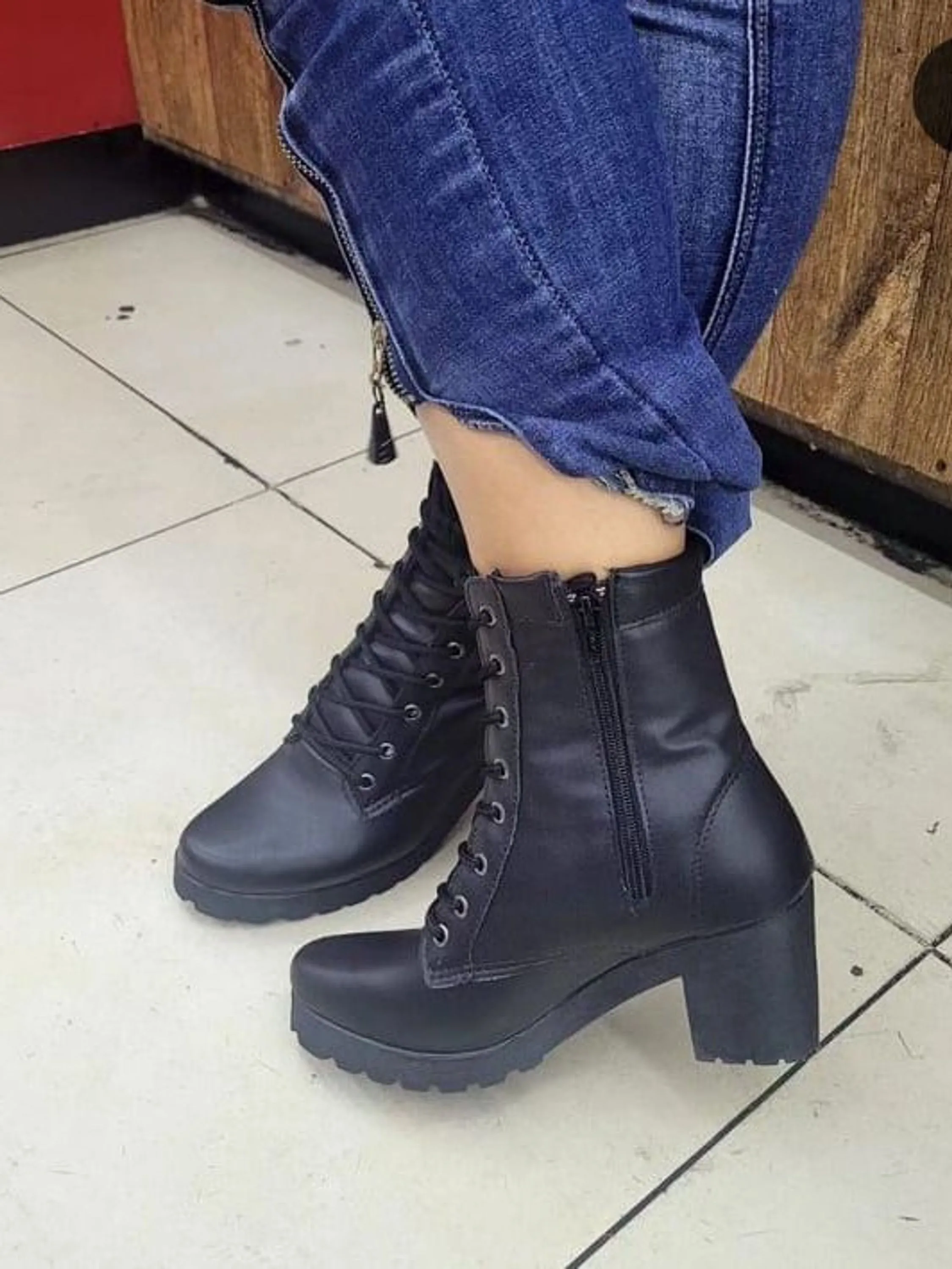 Bota preta com zíper