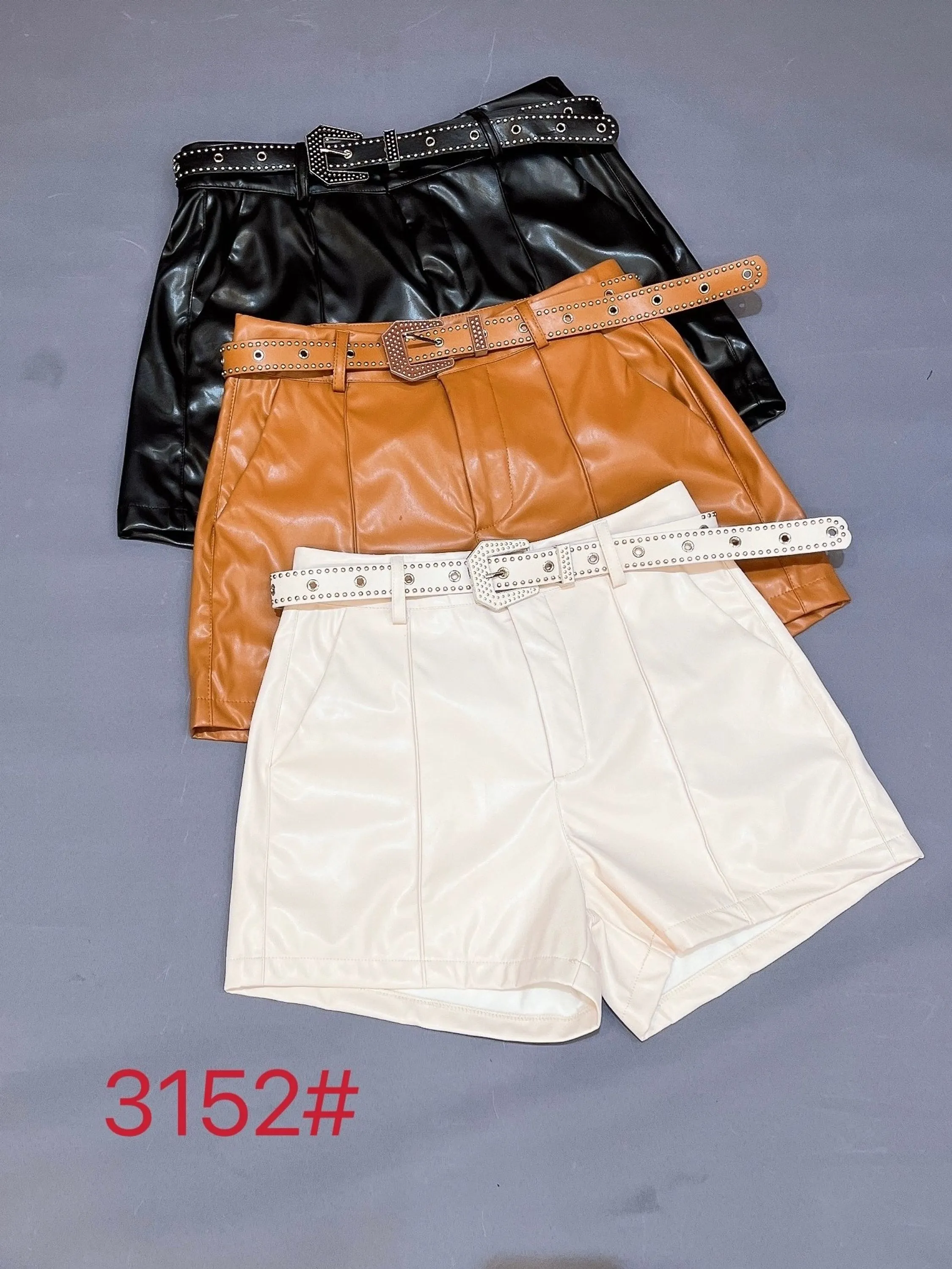 Shorts cinto estrass