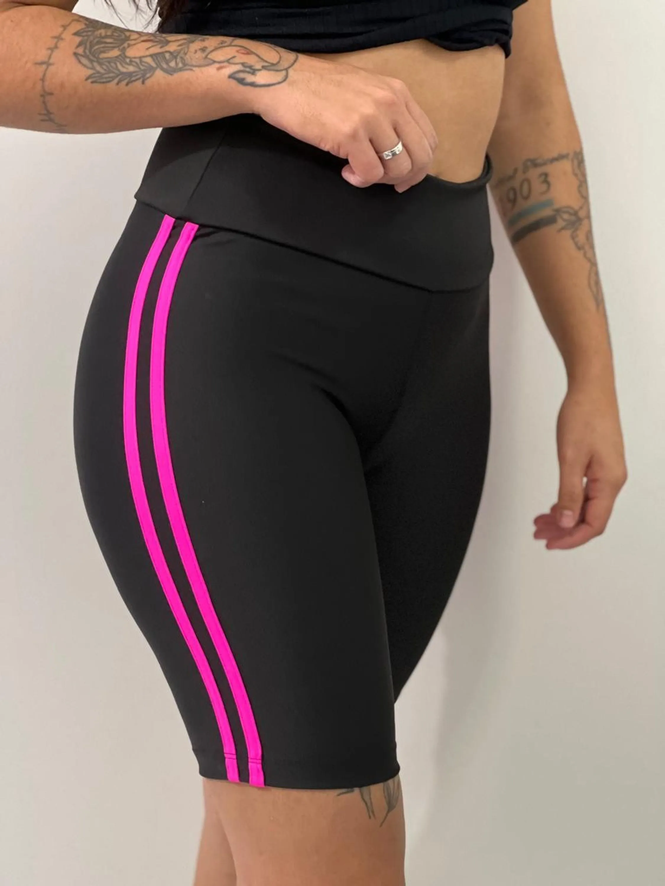 Bermuda Academia com listra colorida tecido suplex