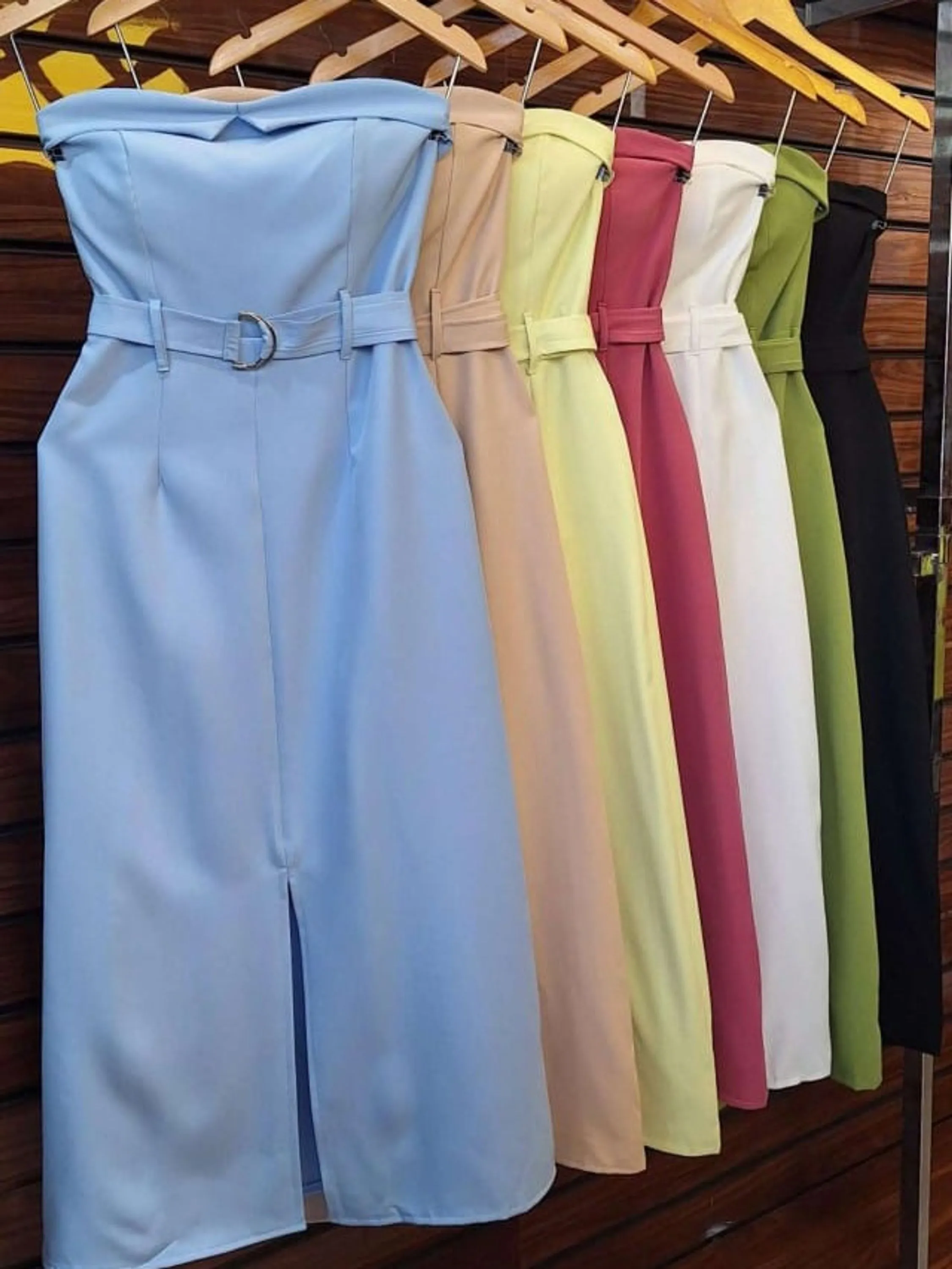 Vestido Tomara que caia com cinto tecido alfaiataria