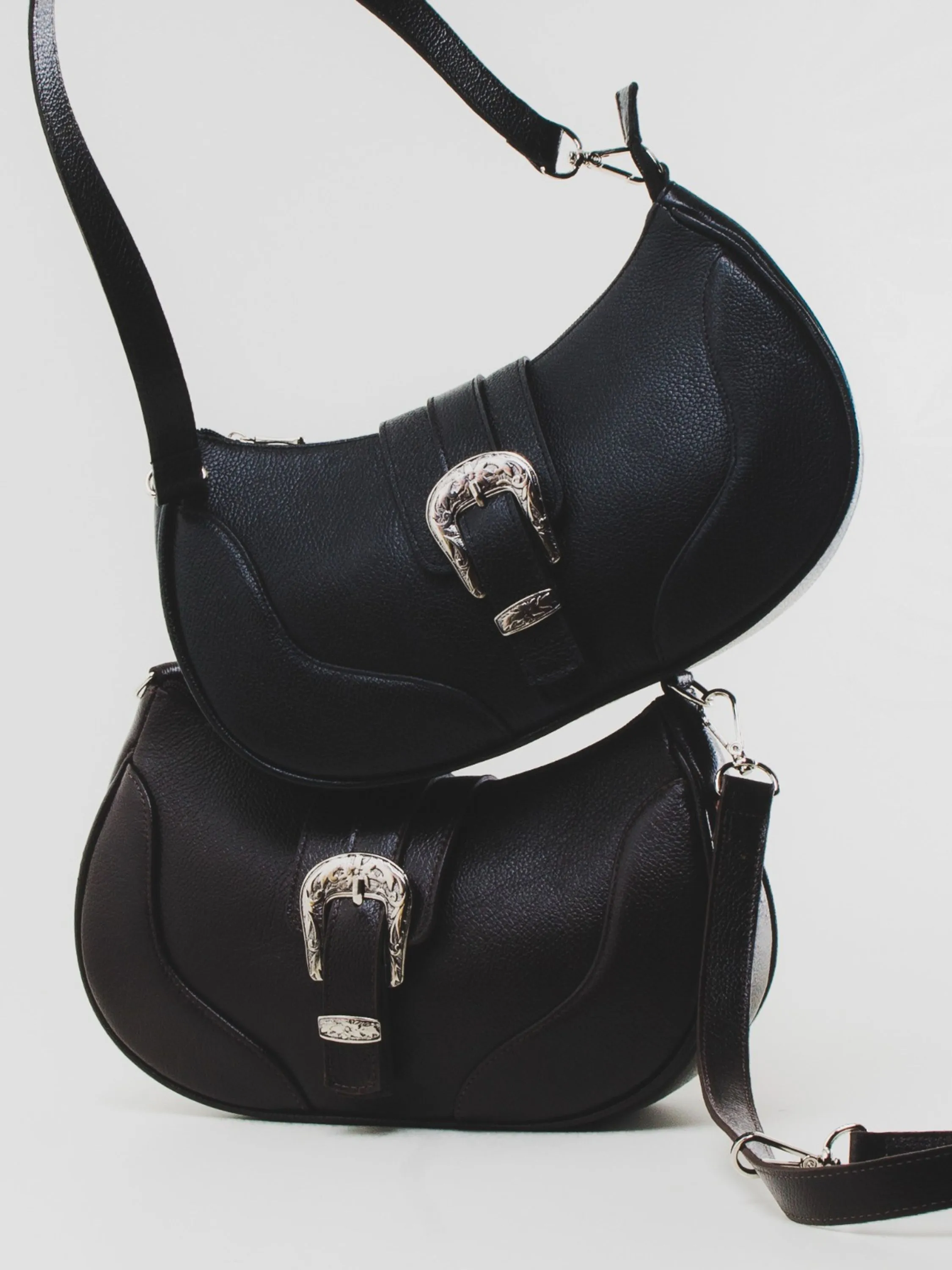 Bolsa meia lua em couro 10450254