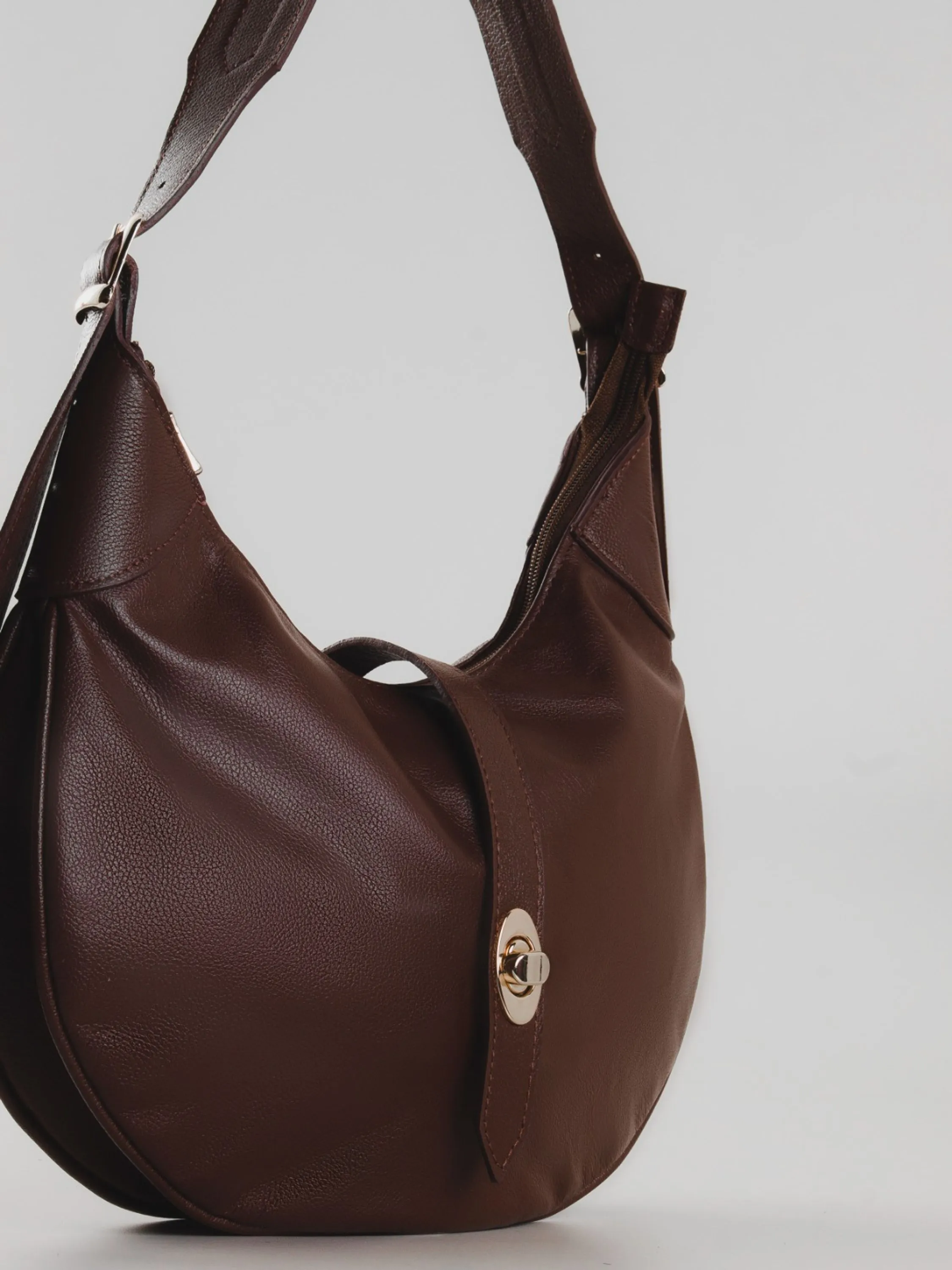 Bolsa em couro com design canoa 10450249